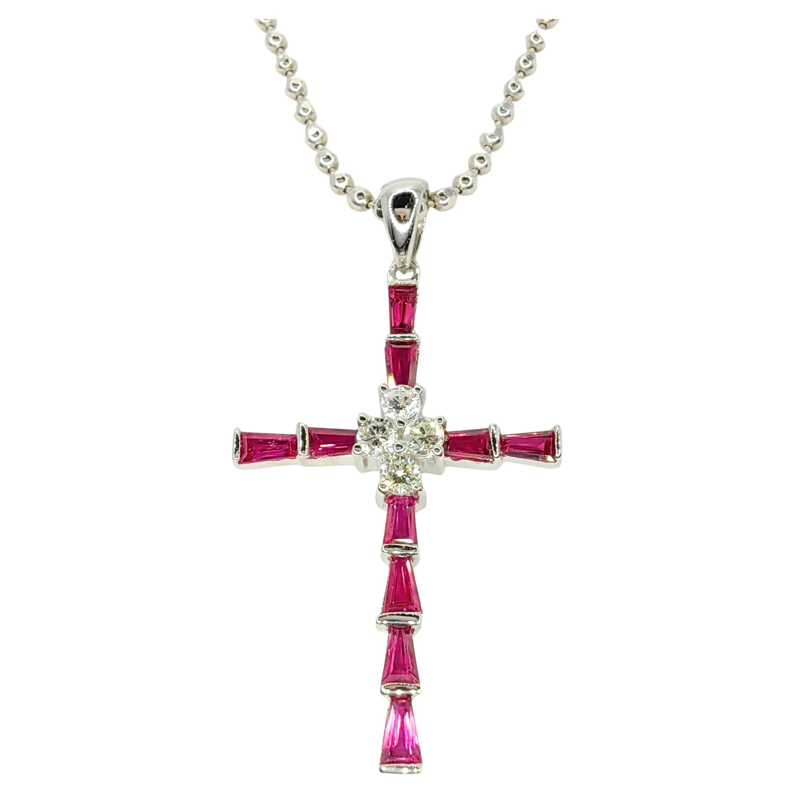 Colgante en forma de cruz de oro blanco de 18 quilates con rubí sangre de paloma y diamantes de 1,22 quilates
