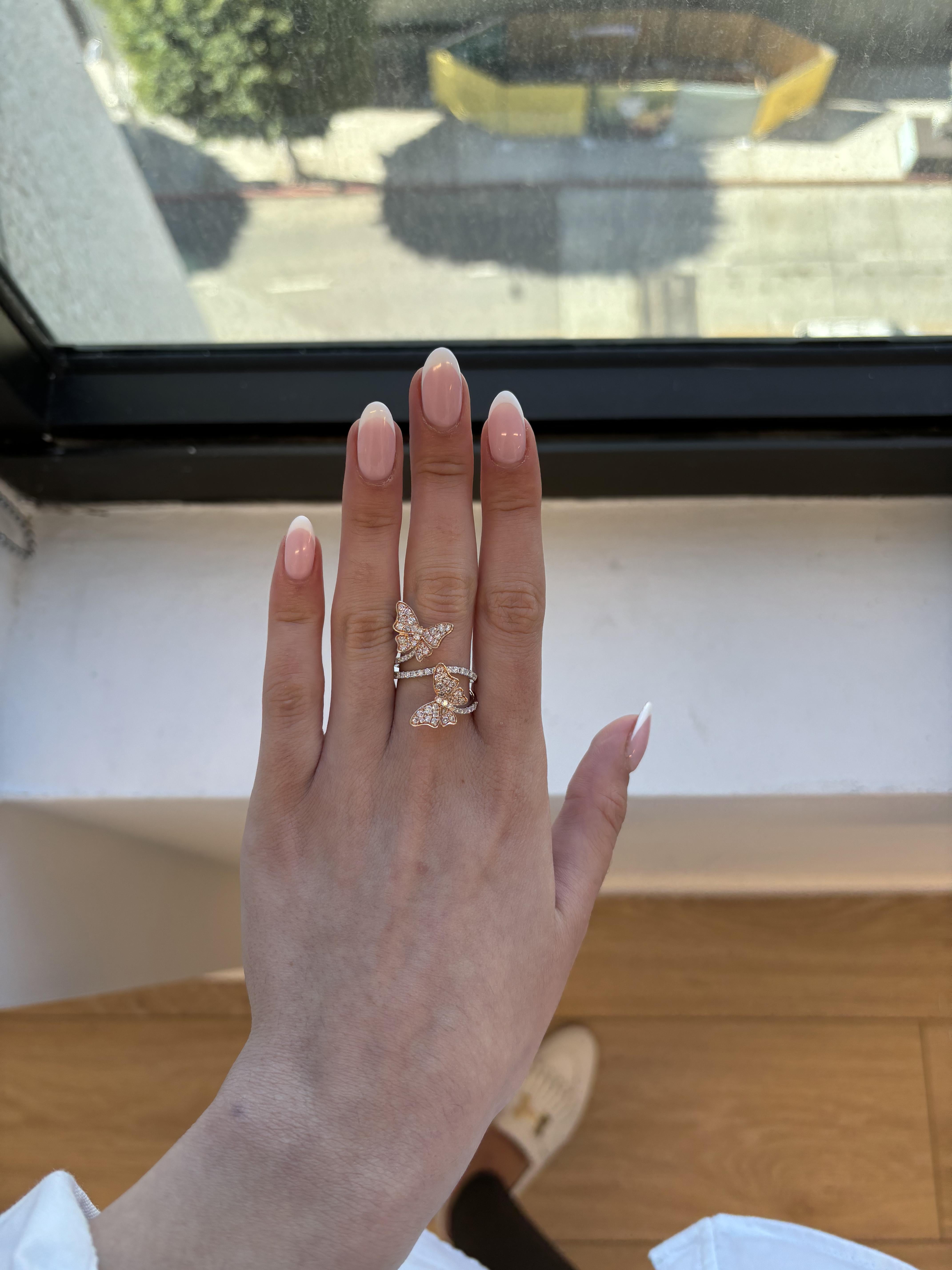 Impresionante anillo moderno de bypass con motivo de mariposa, de Alexander Beverly Hills.
48 diamantes rosas redondos, 0,80 quilates. Aproximadamente color Rosa Claro y claridad SI. 39 diamantes redondos, 0,48 quilates. Aproximadamente grado de