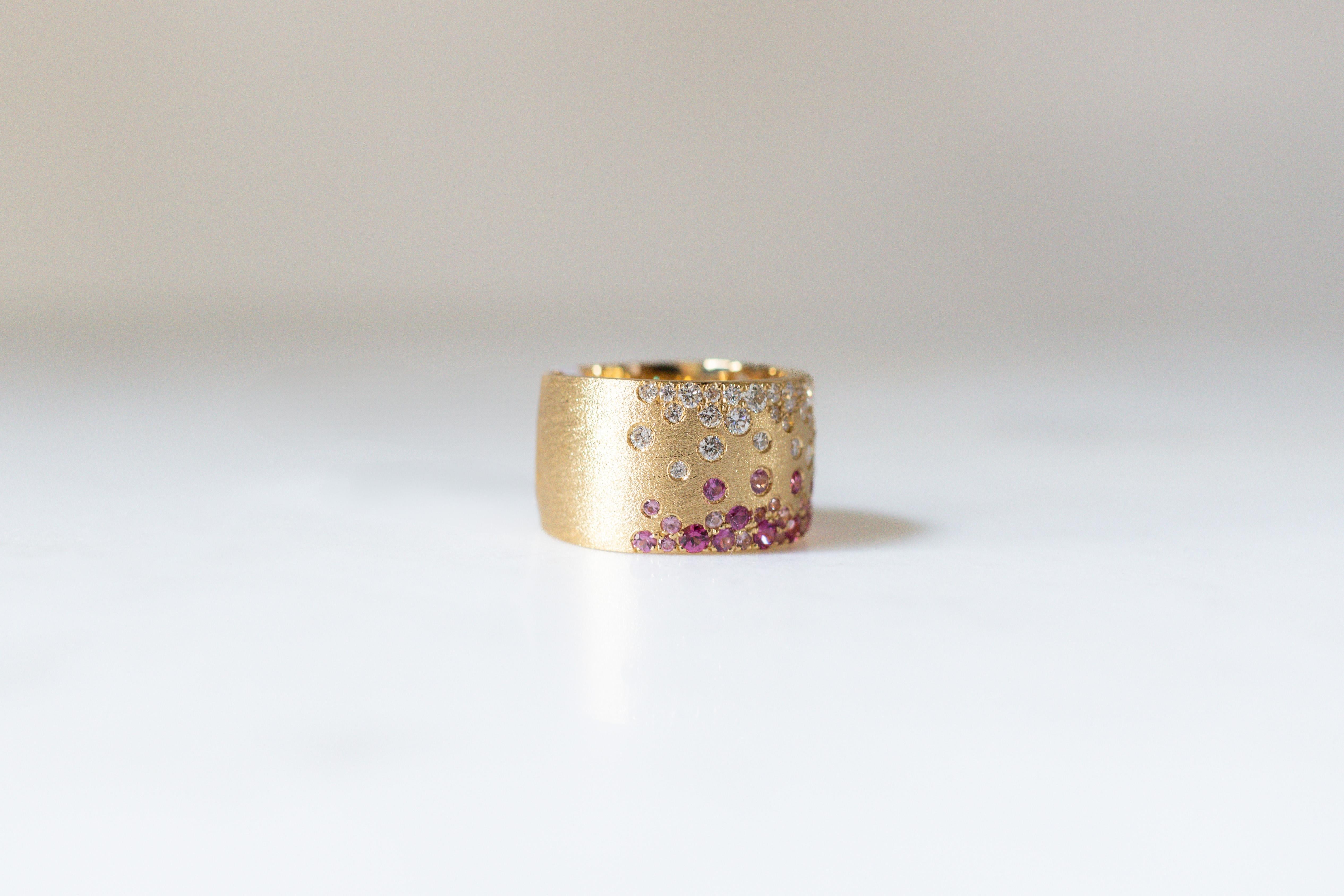 Im Angebot: 12,3MM Konfettiring aus 18 Karat Gelbgold mit Diamanten, Rubinen und rosa Saphiren () 2