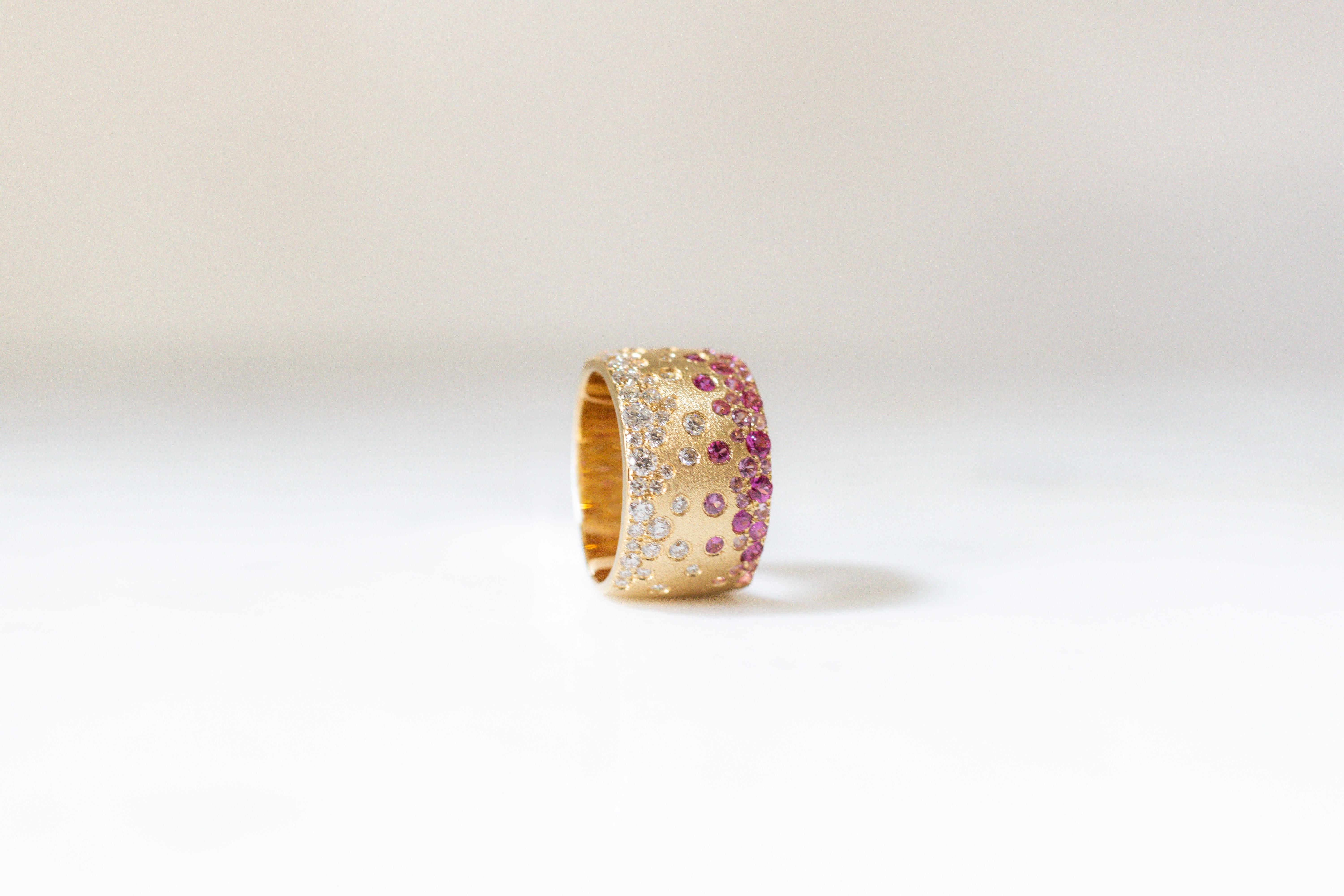 Im Angebot: 12,3MM Konfettiring aus 18 Karat Gelbgold mit Diamanten, Rubinen und rosa Saphiren () 3
