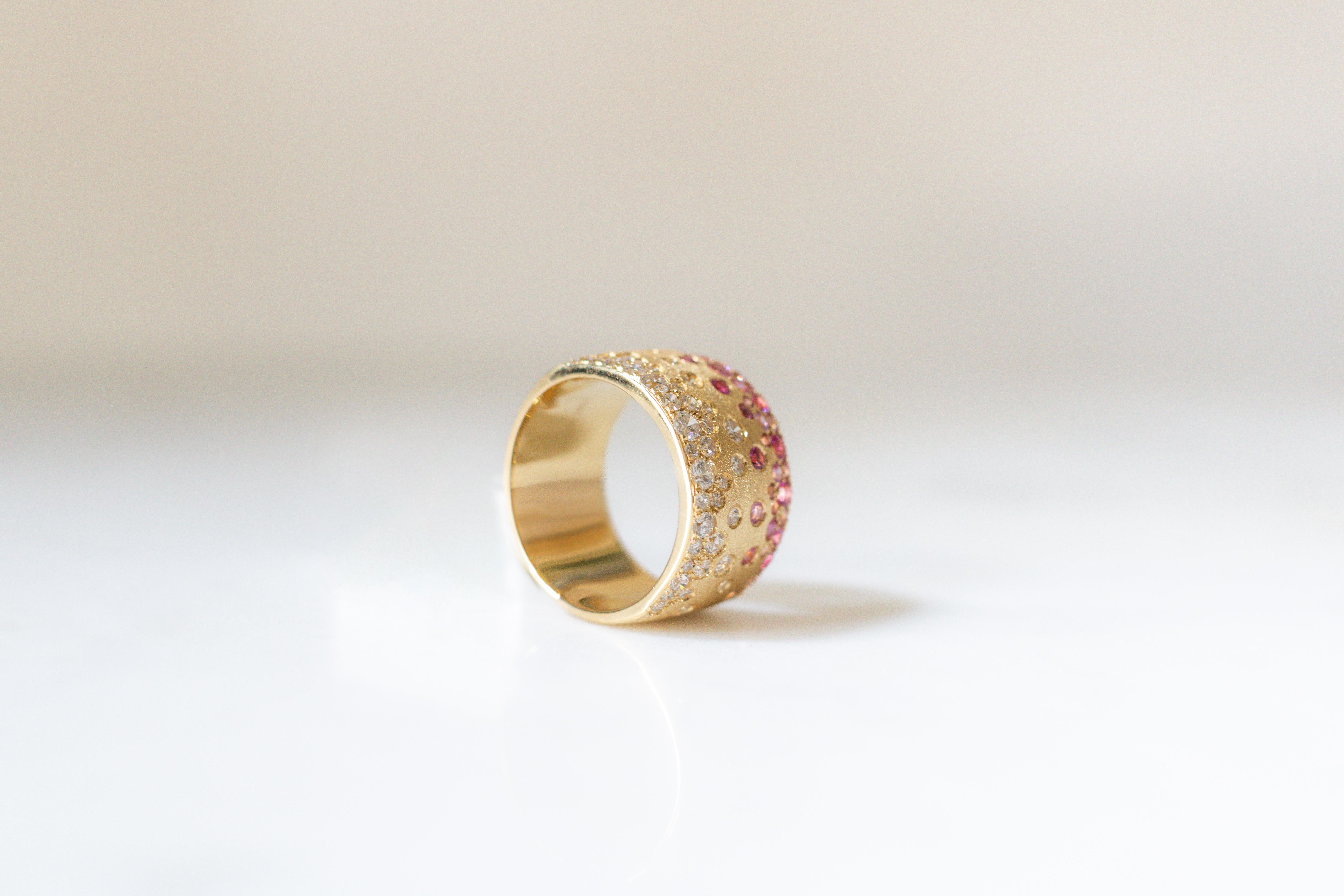Im Angebot: 12,3MM Konfettiring aus 18 Karat Gelbgold mit Diamanten, Rubinen und rosa Saphiren () 4