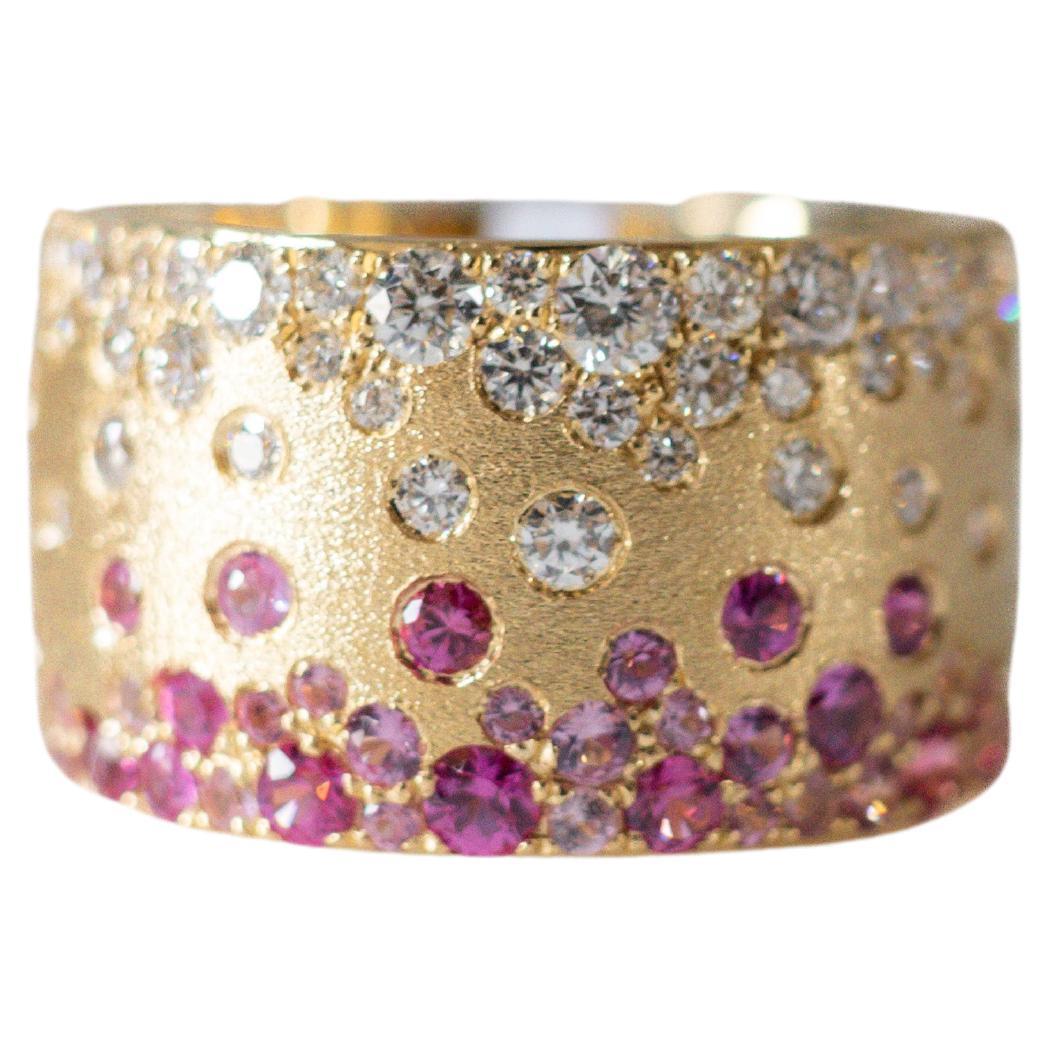 Im Angebot: 12,3MM Konfettiring aus 18 Karat Gelbgold mit Diamanten, Rubinen und rosa Saphiren ()