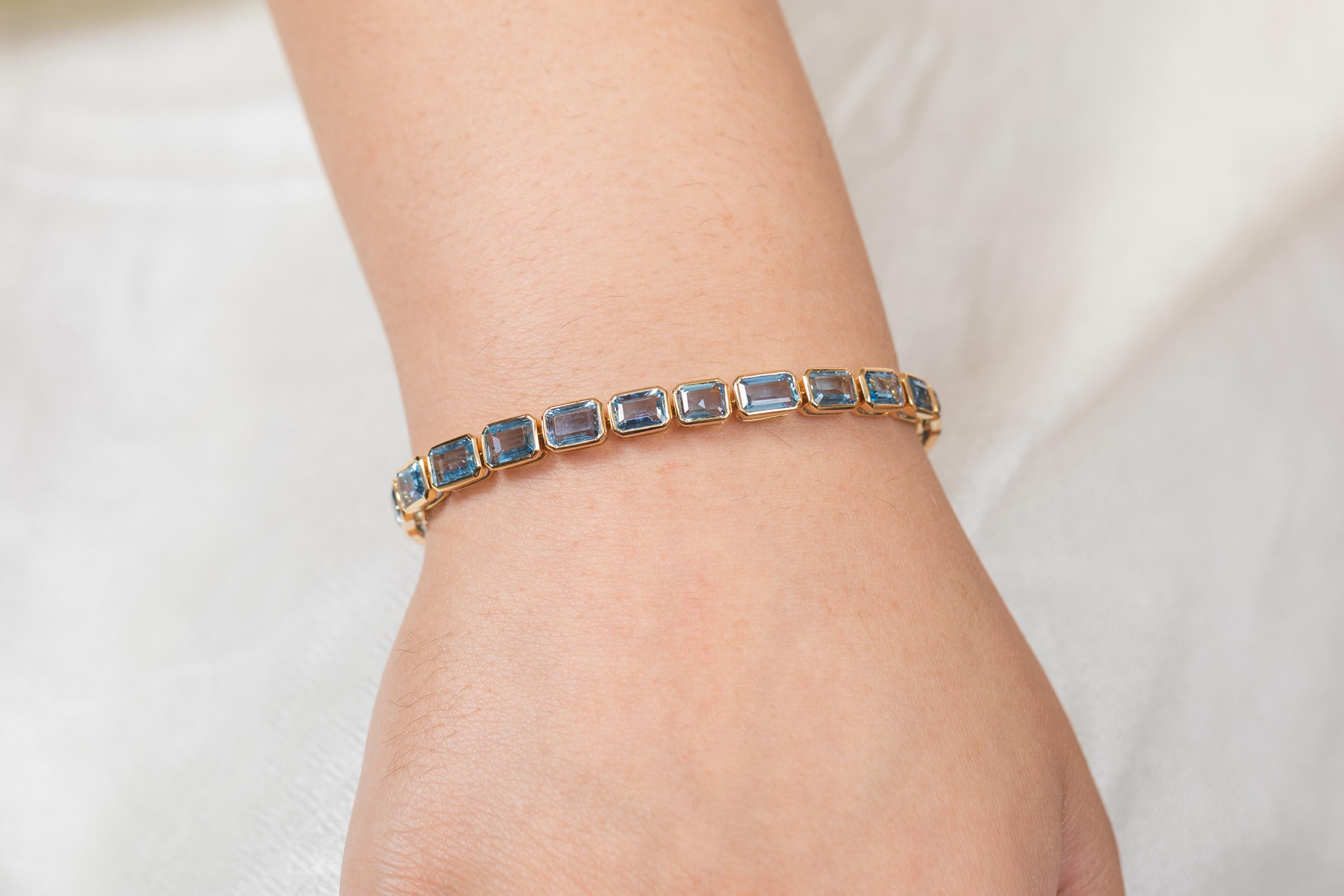 Women's 12.4 Carat Aquamarine Tennis Bracelet in 18K Yellow Gold For Sale