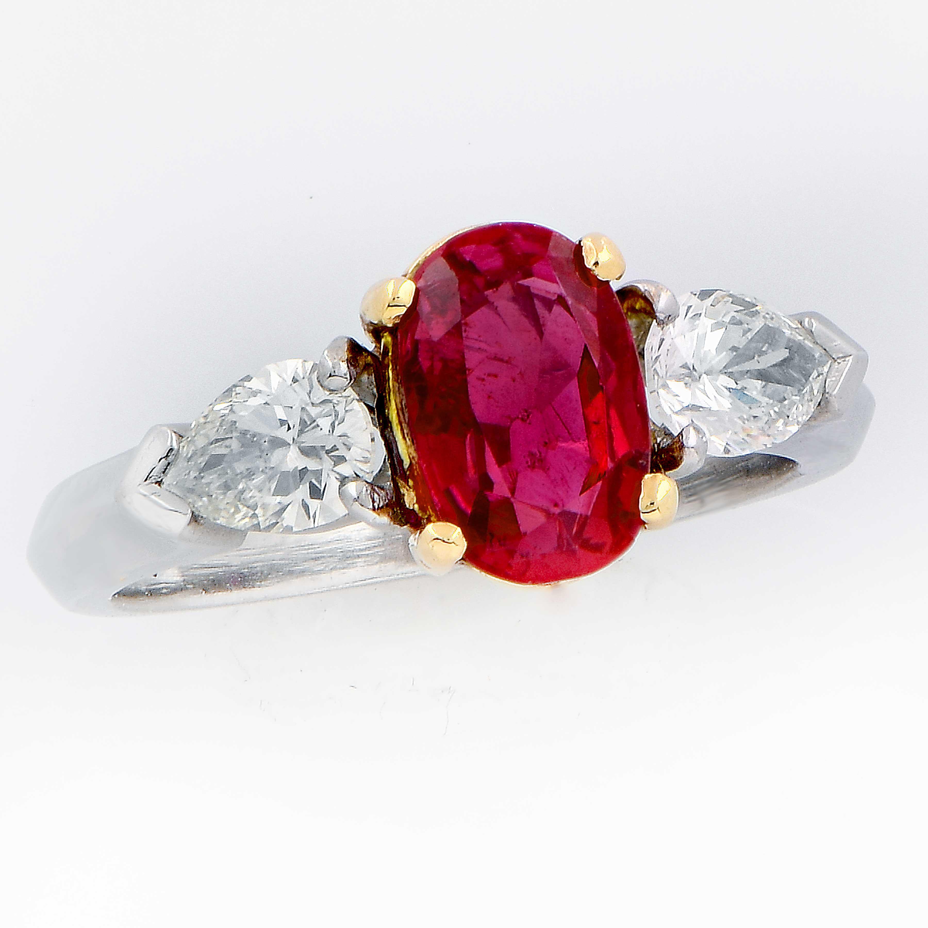 Modern 1.24 Carat Burma Ruby and Diamond Platinum and 18 Karat Yellow Gold Ring For Sale