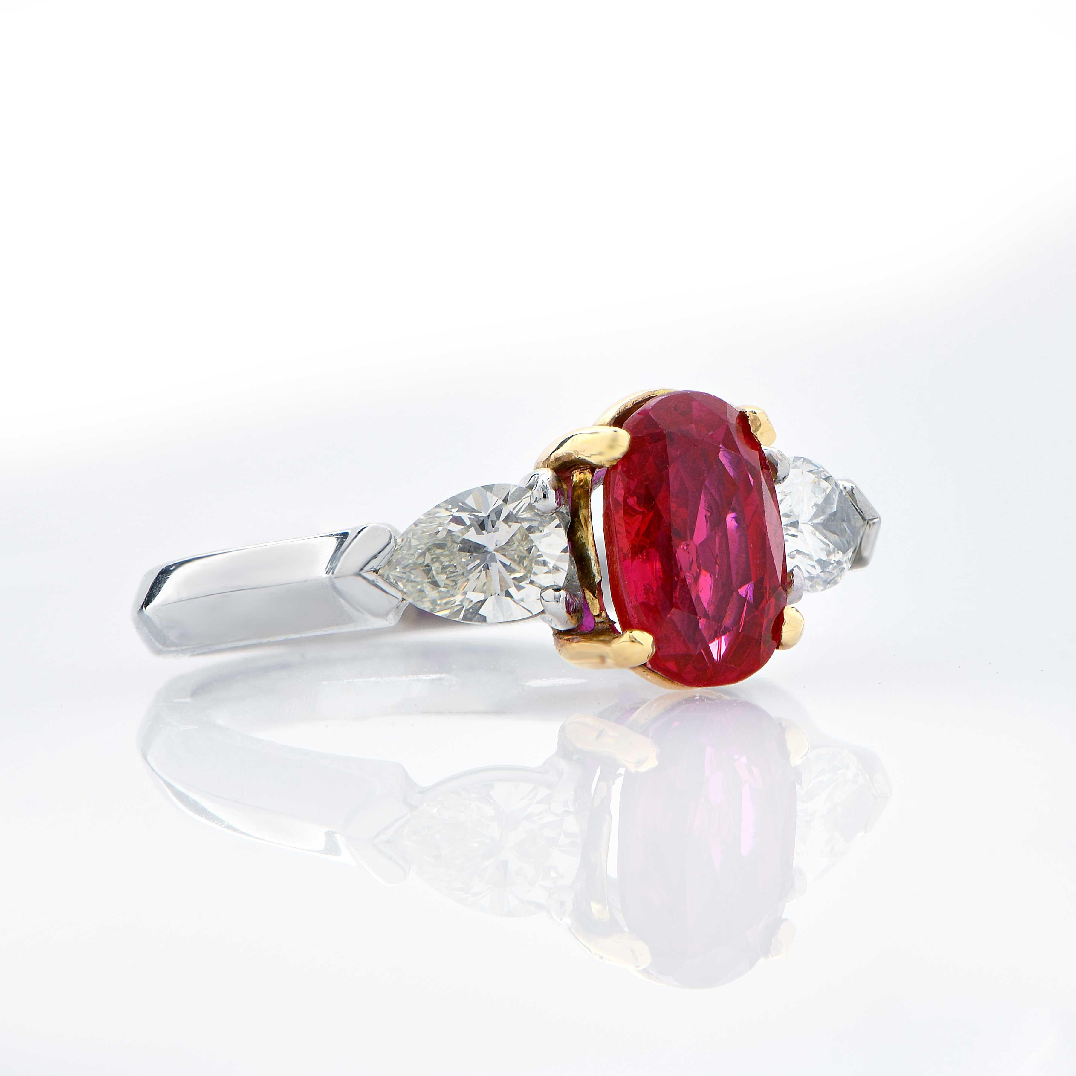 1.24 Carat Burma Ruby and Diamond Platinum and 18 Karat Yellow Gold Ring In Excellent Condition For Sale In Bay Harbor Islands, FL