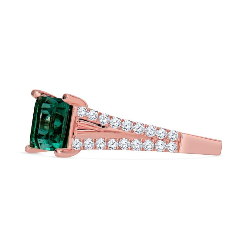 Este exquisito anillo presenta una cautivadora esmeralda colombiana Carré (Baguette cuadrada) de 1,24 quilates elegantemente engastada en un lujoso engaste de oro rosa de 14 quilates con vástago partido. Se complementa con 0,35 quilates de peso