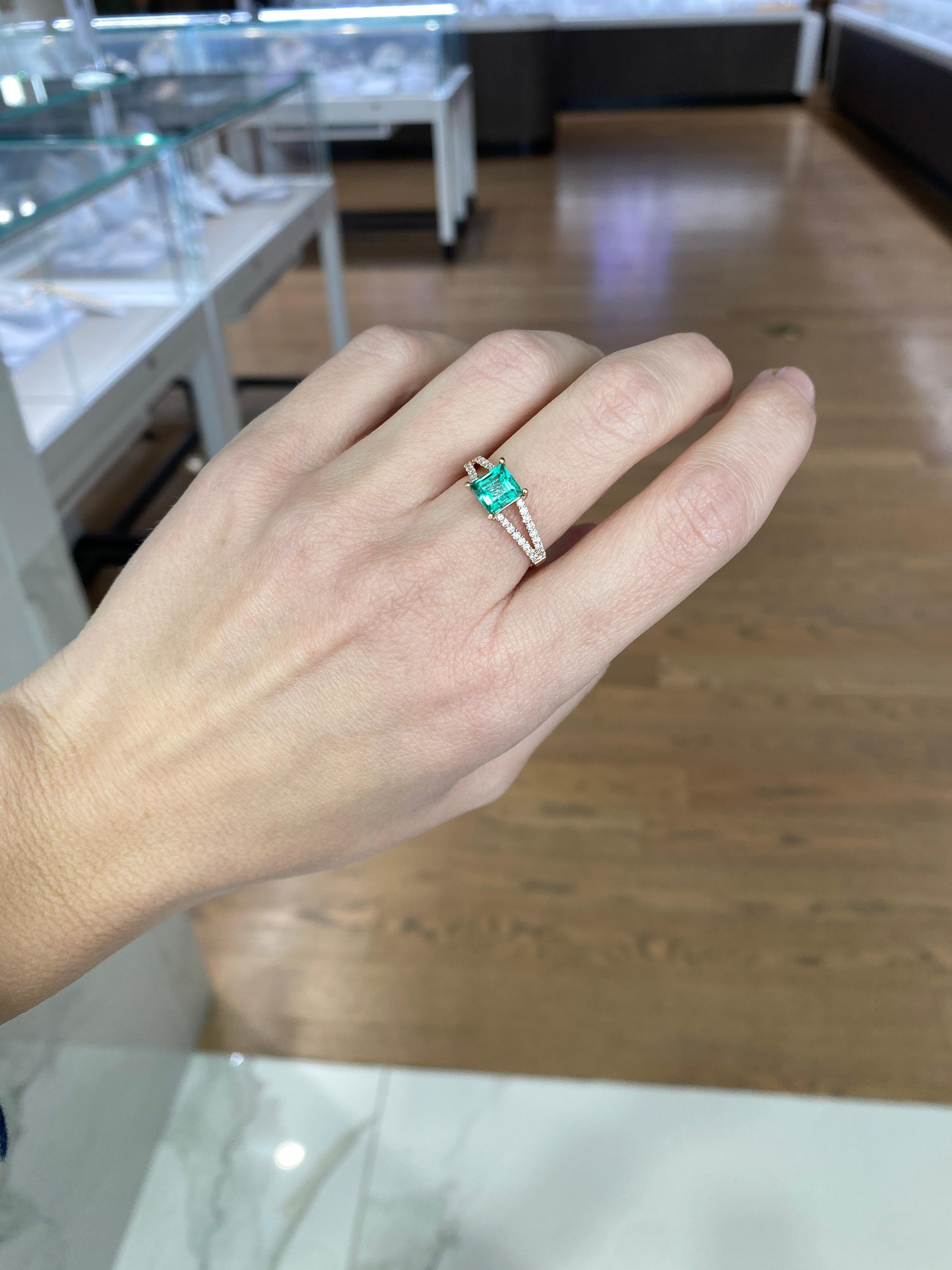 Femenino o masculino Anillo de Esmeralda Colombiana y Diamante Carré (Baguette Cuadrada) de 1,24 quilates en venta