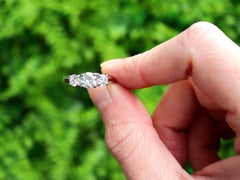 Anello di fidanzamento a tre pietre in platino e diamanti da 1,24 carati