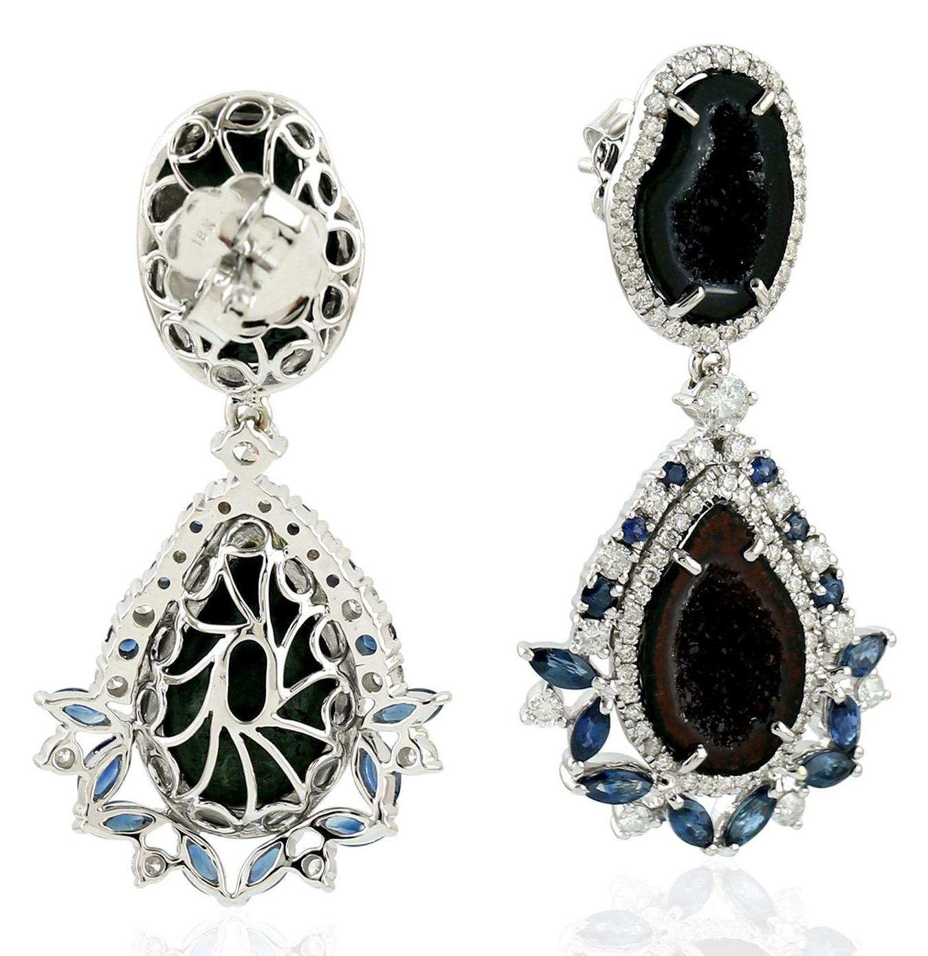 Hechos a mano en oro de 18 quilates, estos pendientes están engastados con geodas, zafiro azul de 2,17 quilates y 1,61 quilates de brillantes diamantes. Único en su género

SEGUIR  escaparate de MEGHNA JEWELS para ver la última colección y piezas