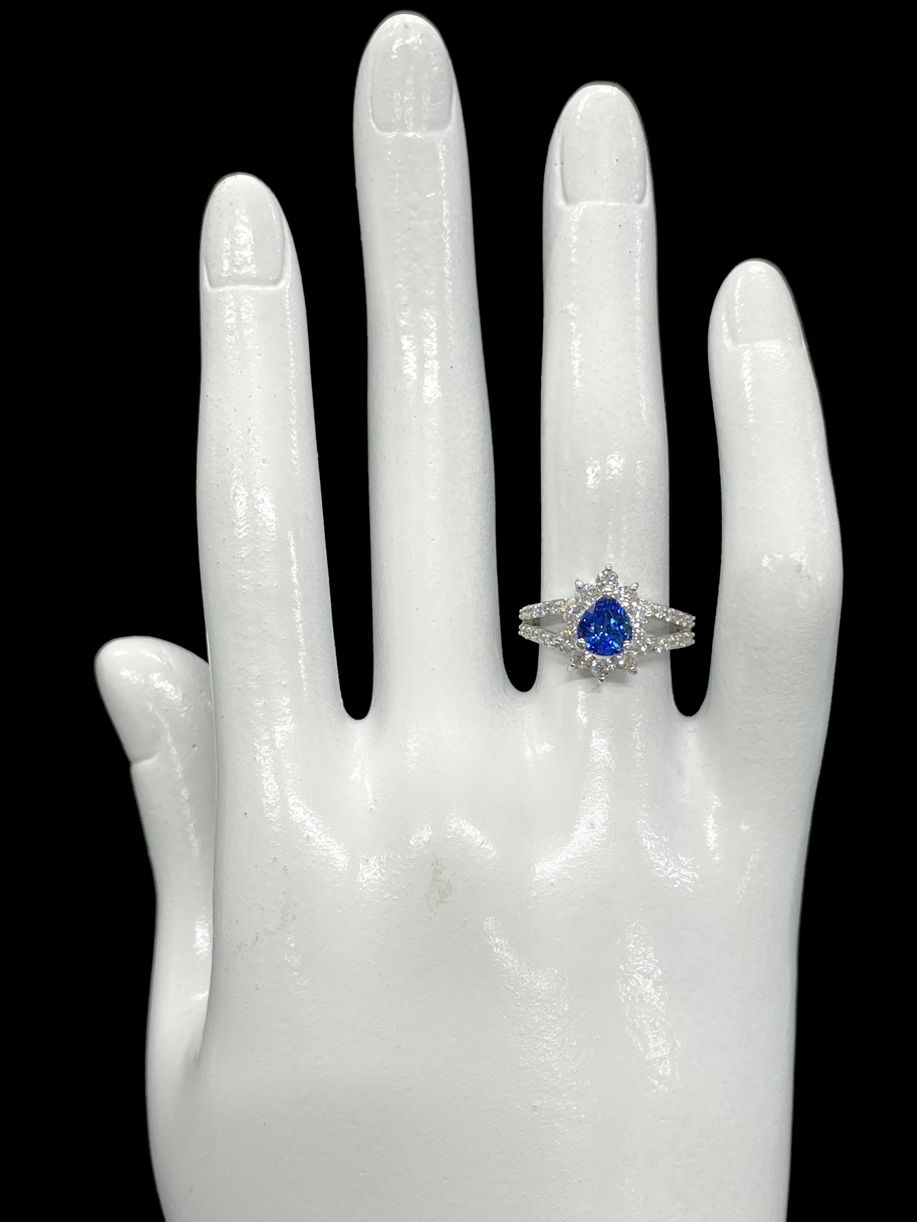 1.24 Carat Natural Blue Sapphire and Diamond Ring Set in Platinum For Sale 1