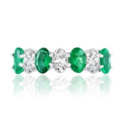 1,24 Karat Ovalschliff Smaragd und Diamant Hochzeit Band in 14K Weißgold