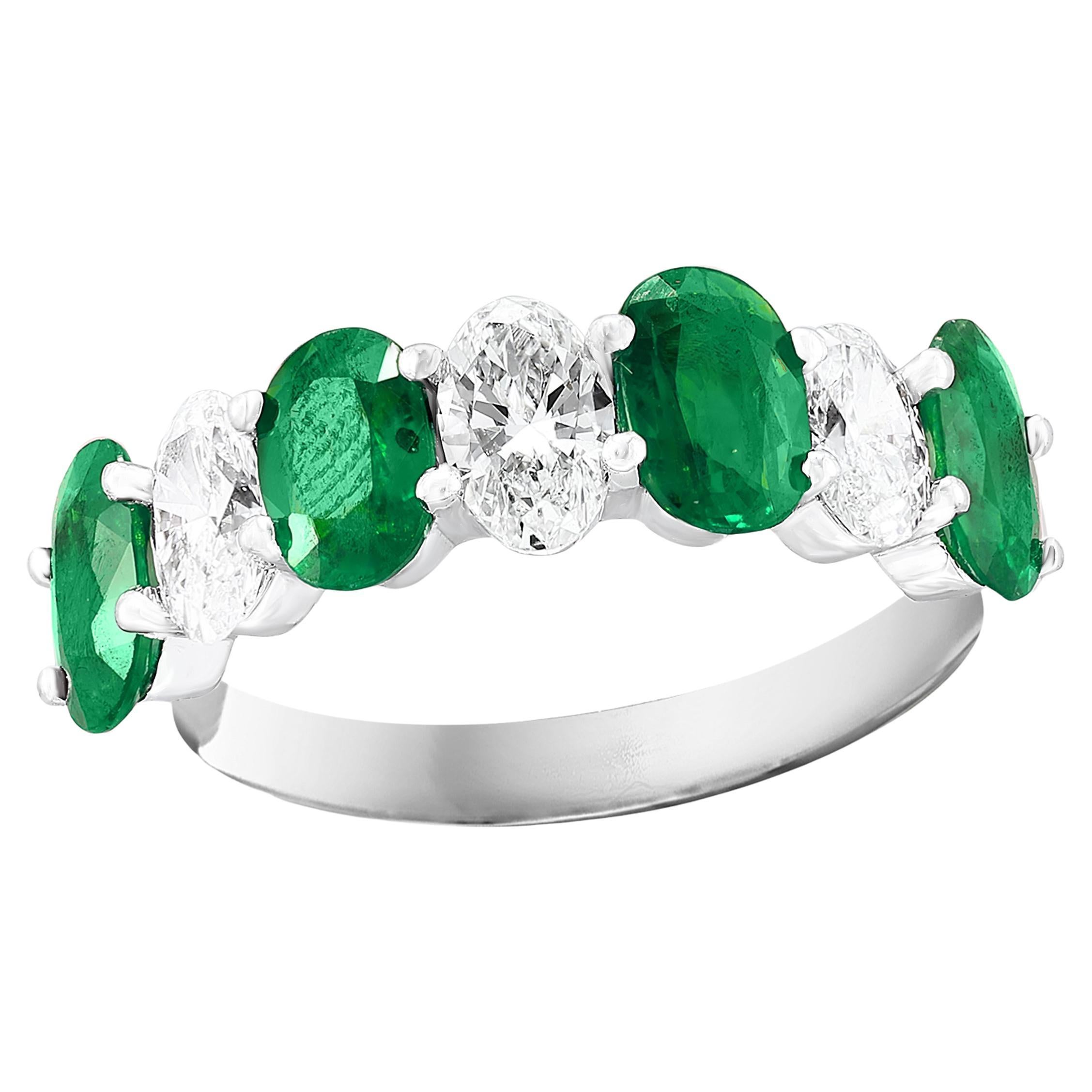 Jonc en or blanc 14K avec émeraude ovale de 1,24 carat et diamant en vente