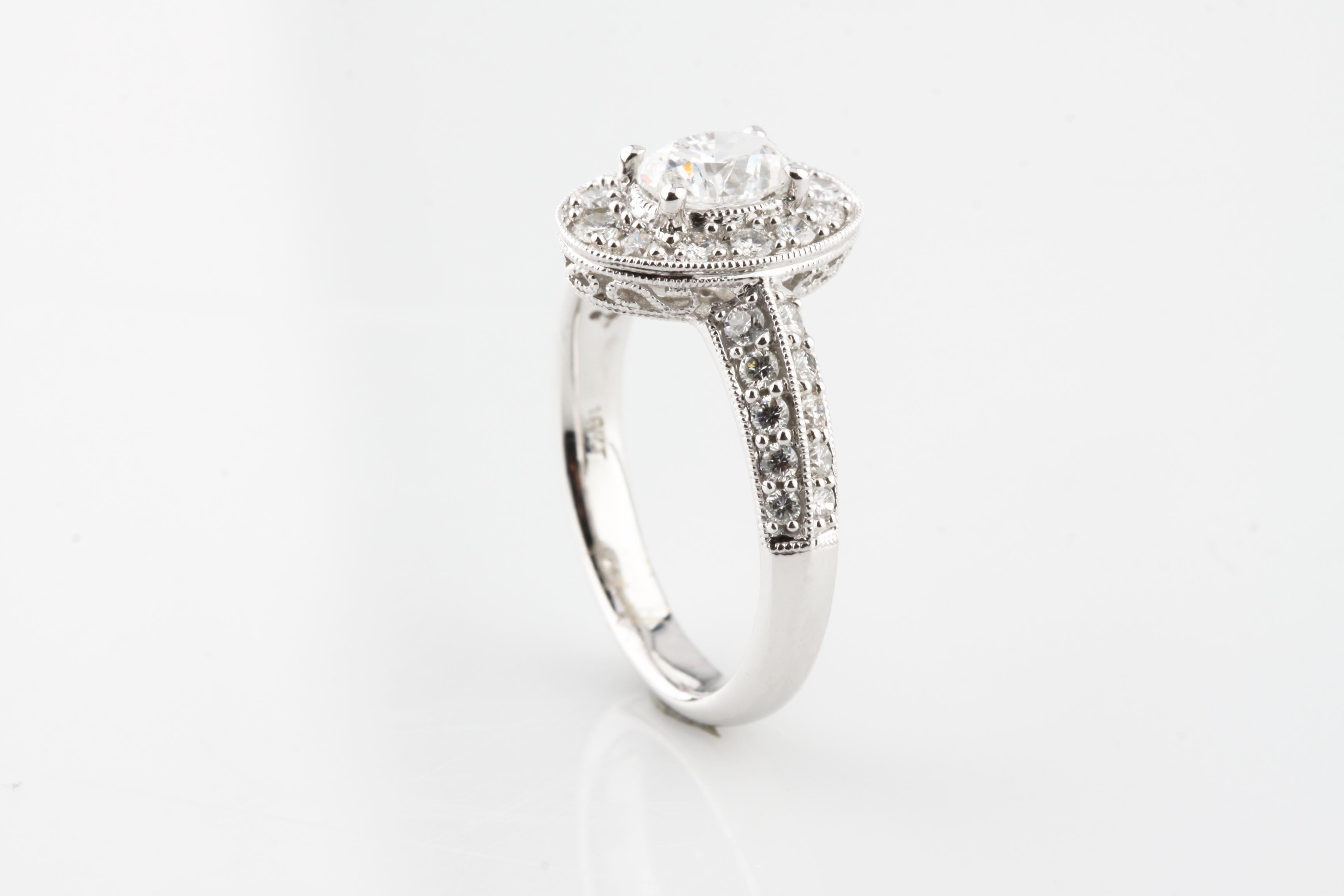 1,24 Karat ovaler Diamant 18 Karat Weißgold Verlobungsring Akzente (Ovalschliff) im Angebot