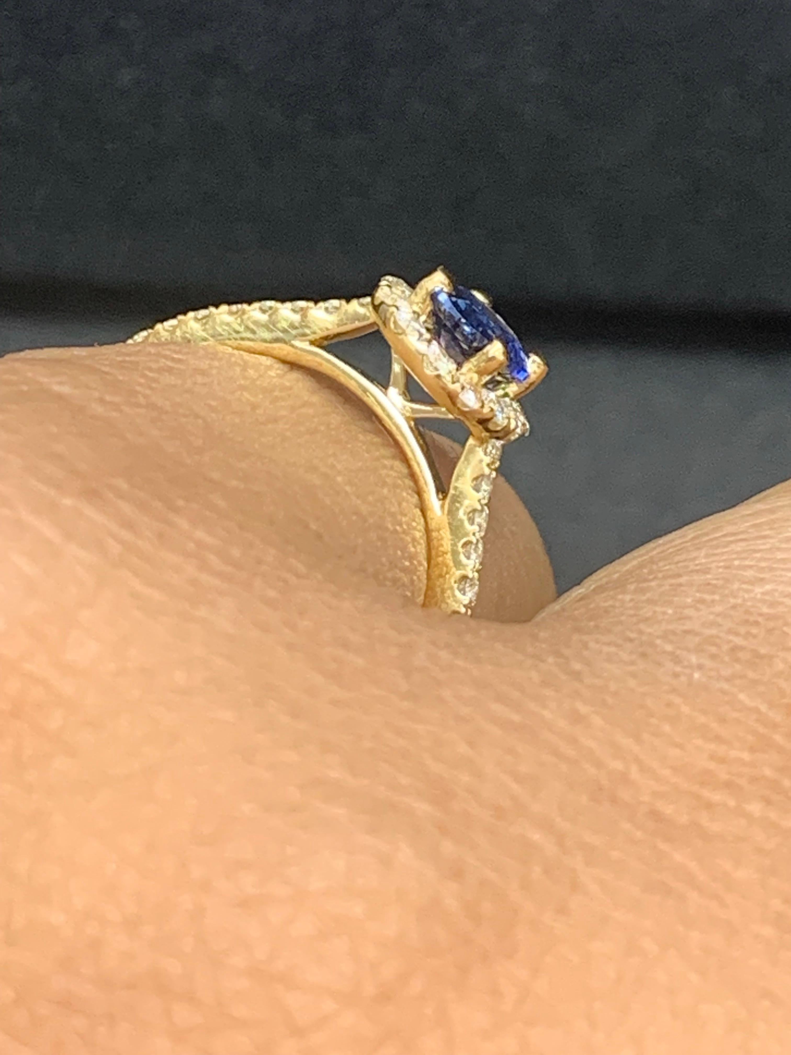 Oval Cut 1.24 Carat Oval Sapphire and Diamond Halo Engagement Ring in 18K Yellow Gold For Sale