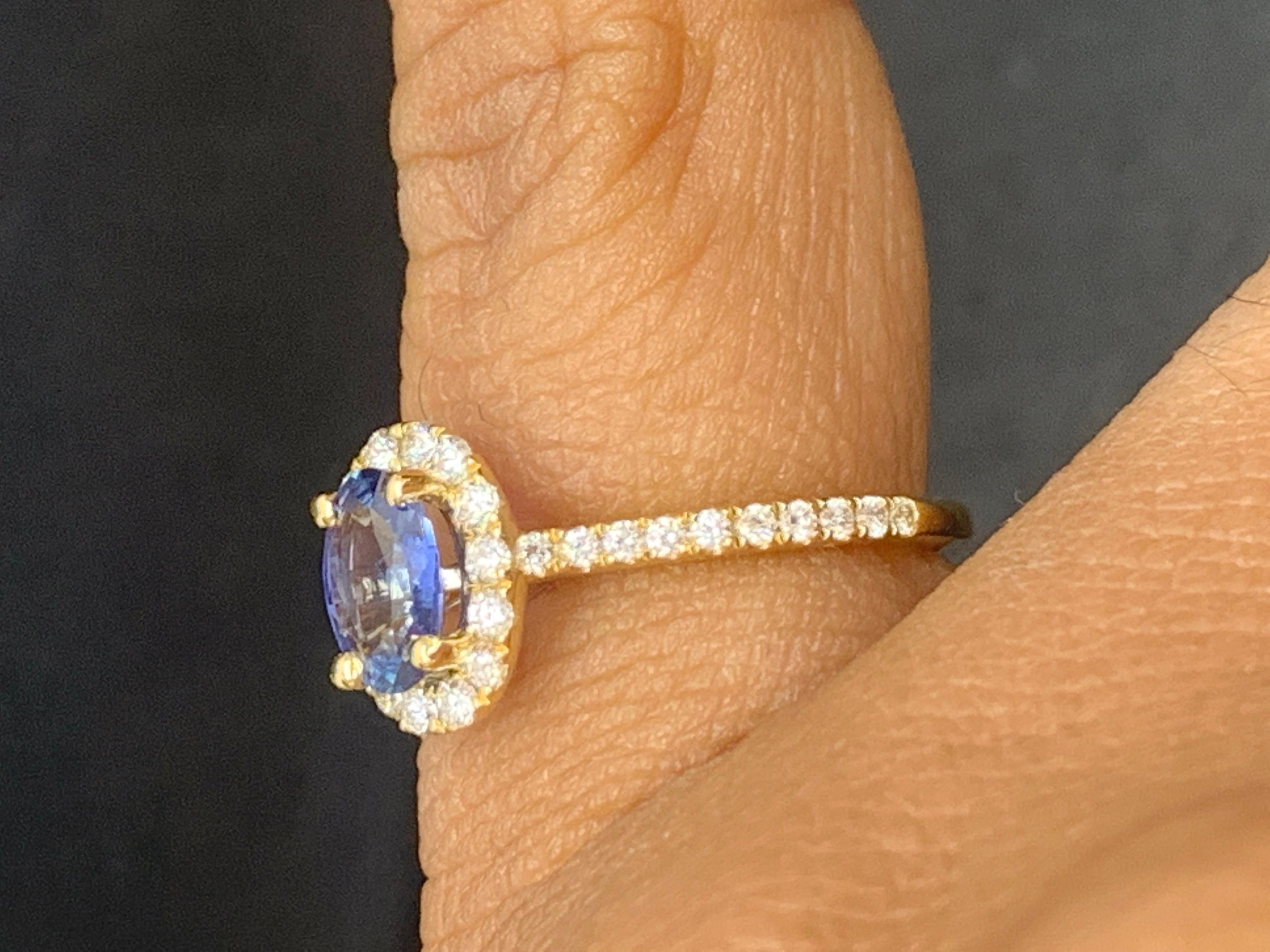 1.24 Carat Oval Sapphire and Diamond Halo Engagement Ring in 18K Yellow Gold In New Condition For Sale In NEW YORK, NY