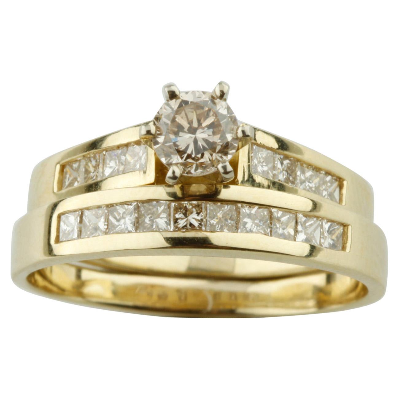1.24 Carat Round and Princess Diamond Engagement Ring and Band in Yellow Gold For Sale