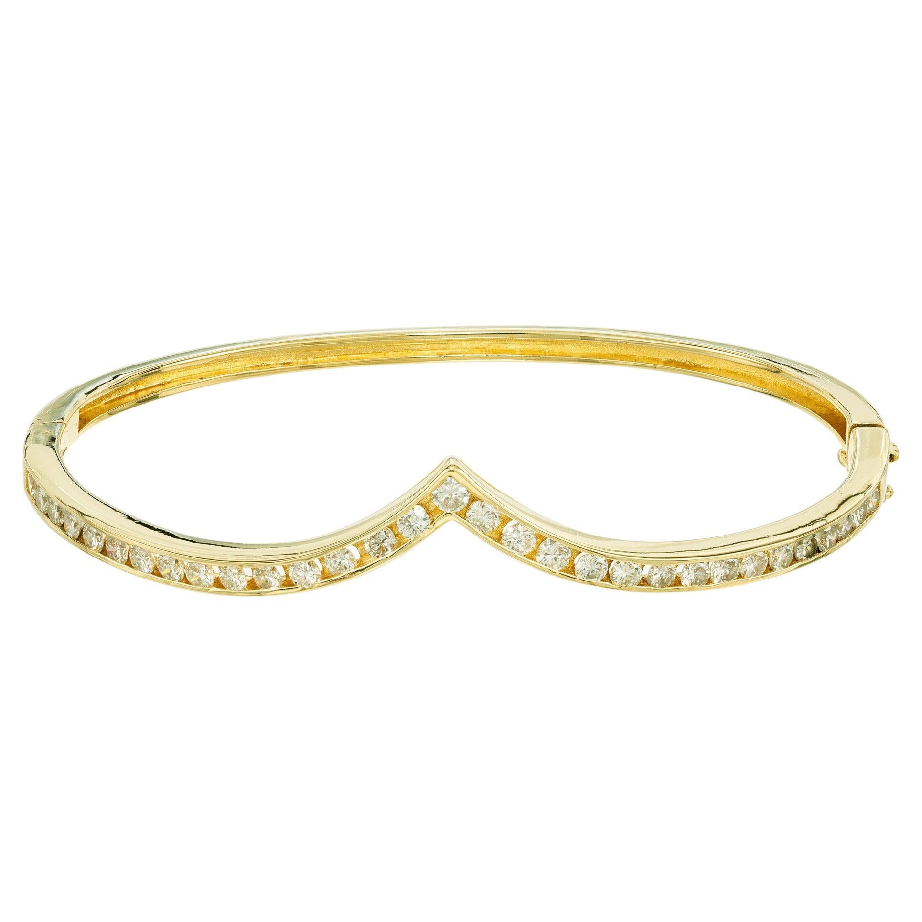 Bracelet en diamants des années 1980. Serti de 31 diamants ronds de taille brillant en serti clos totalisant 1,24 ct. Fermeture sécurisée et verrouillage latéral. Convient à un poignet de 7 à 7,5 pouces. Les diamants éblouissants captivent par leur