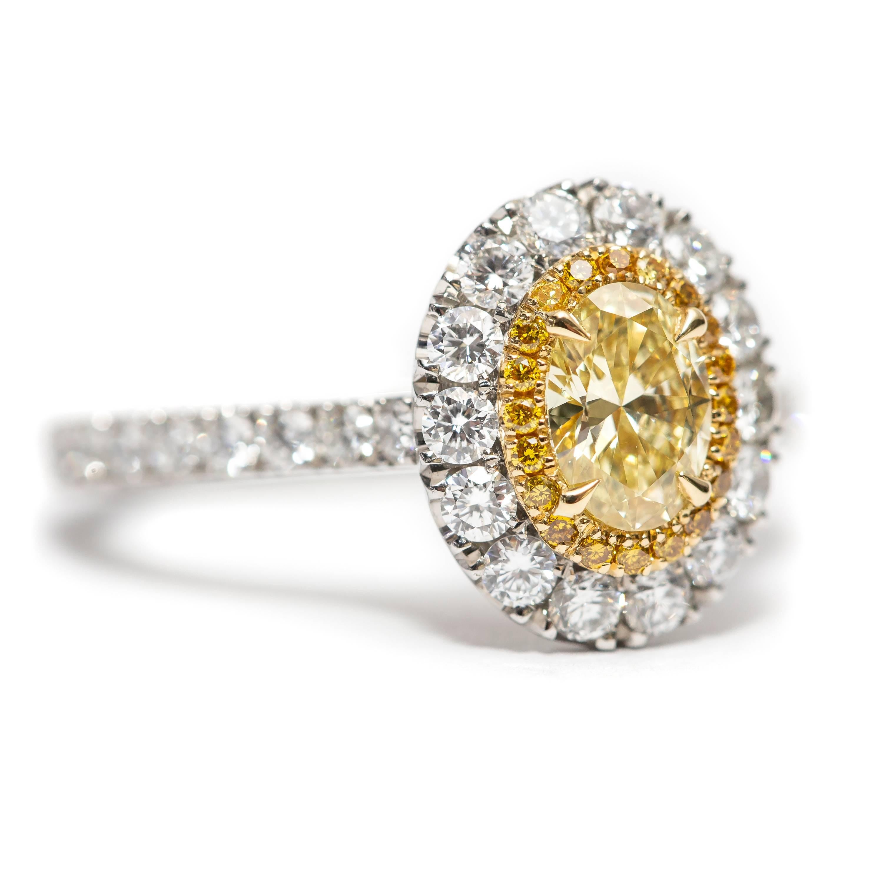 Moderne Bague de fiançailles en platine jaune et blanc avec double halo de diamants ovales de 1,24 carat en vente
