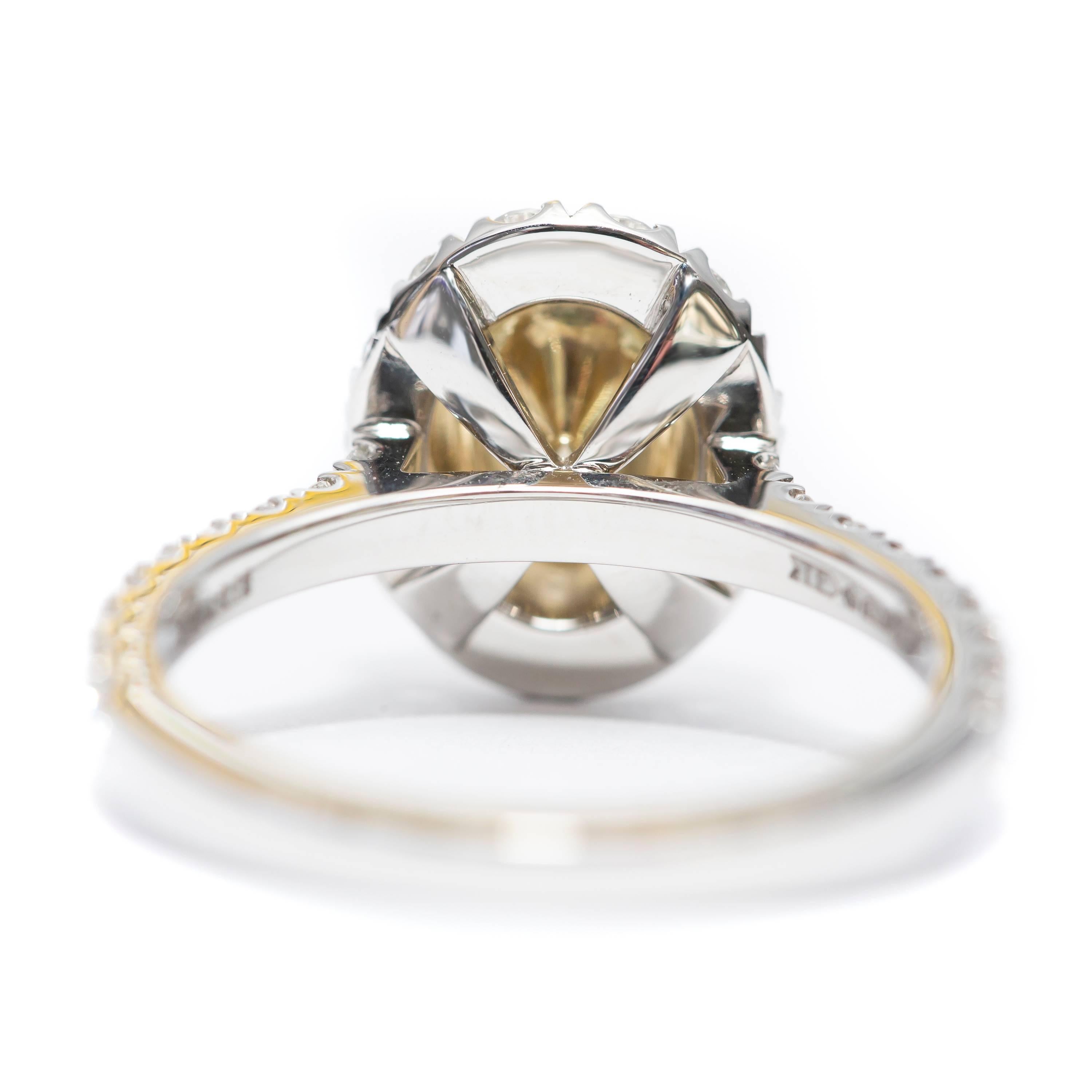 Taille ovale Bague de fiançailles en platine jaune et blanc avec double halo de diamants ovales de 1,24 carat en vente