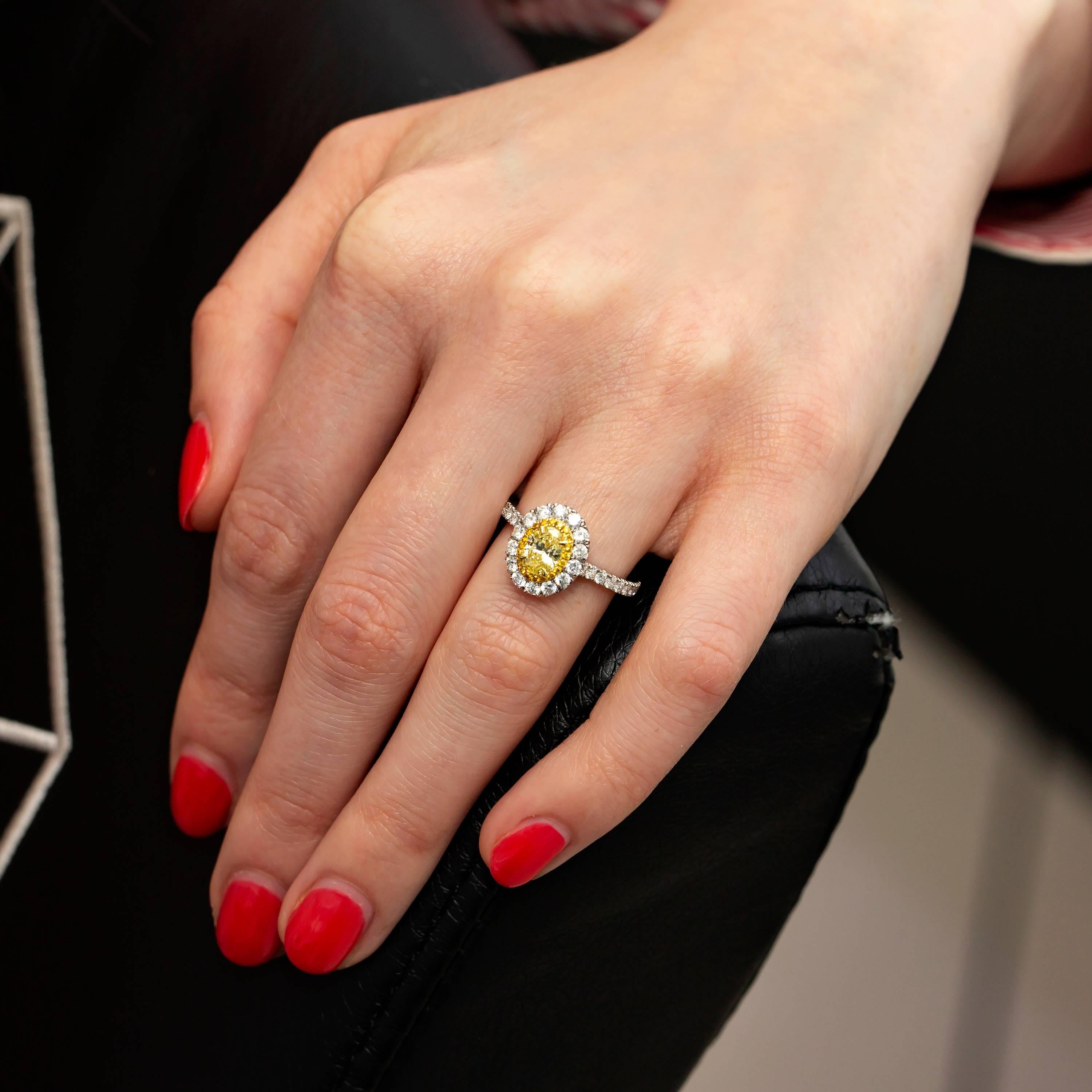 Bague de fiançailles en platine jaune et blanc avec double halo de diamants ovales de 1,24 carat Neuf - En vente à London, GB