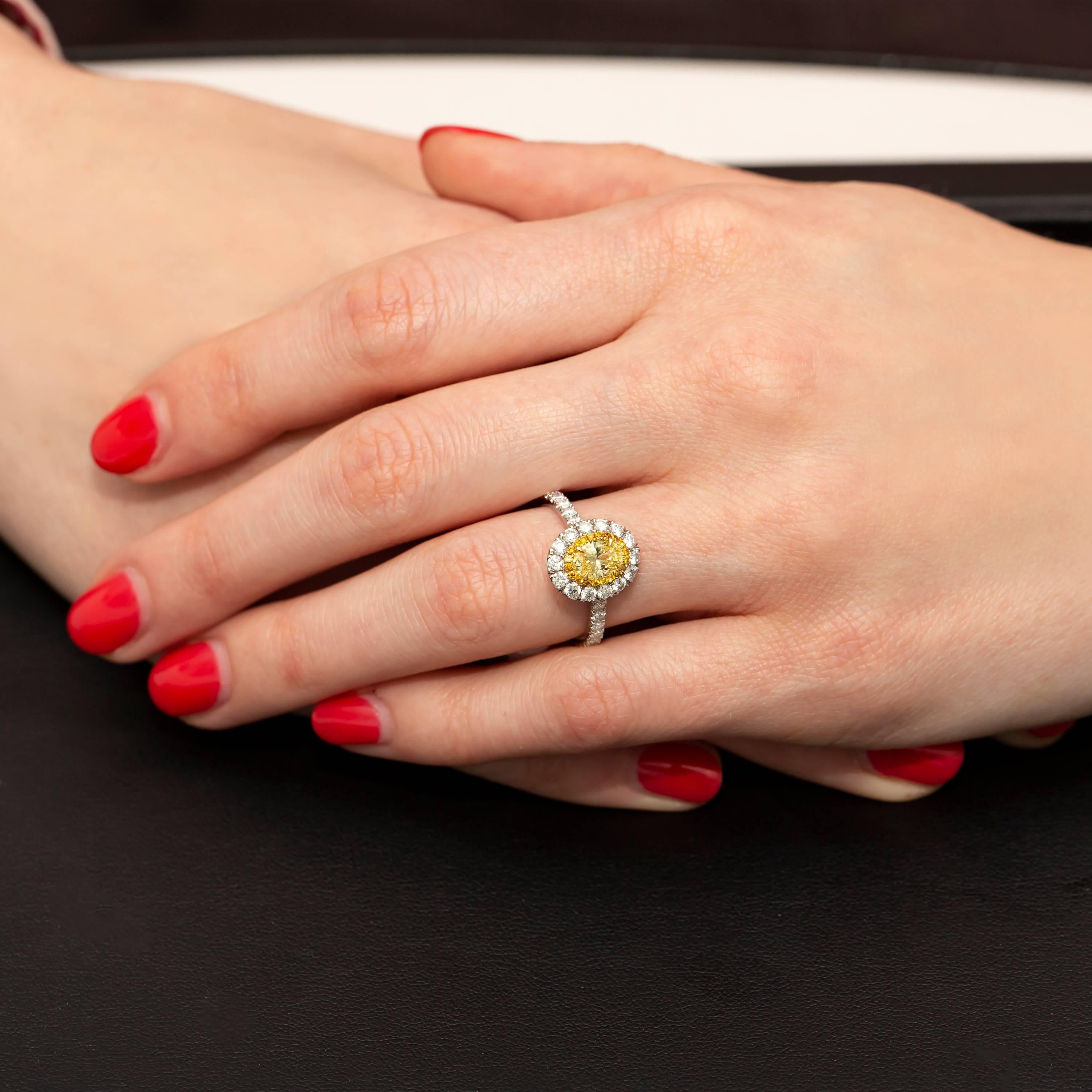 Bague de fiançailles en platine jaune et blanc avec double halo de diamants ovales de 1,24 carat Pour femmes en vente