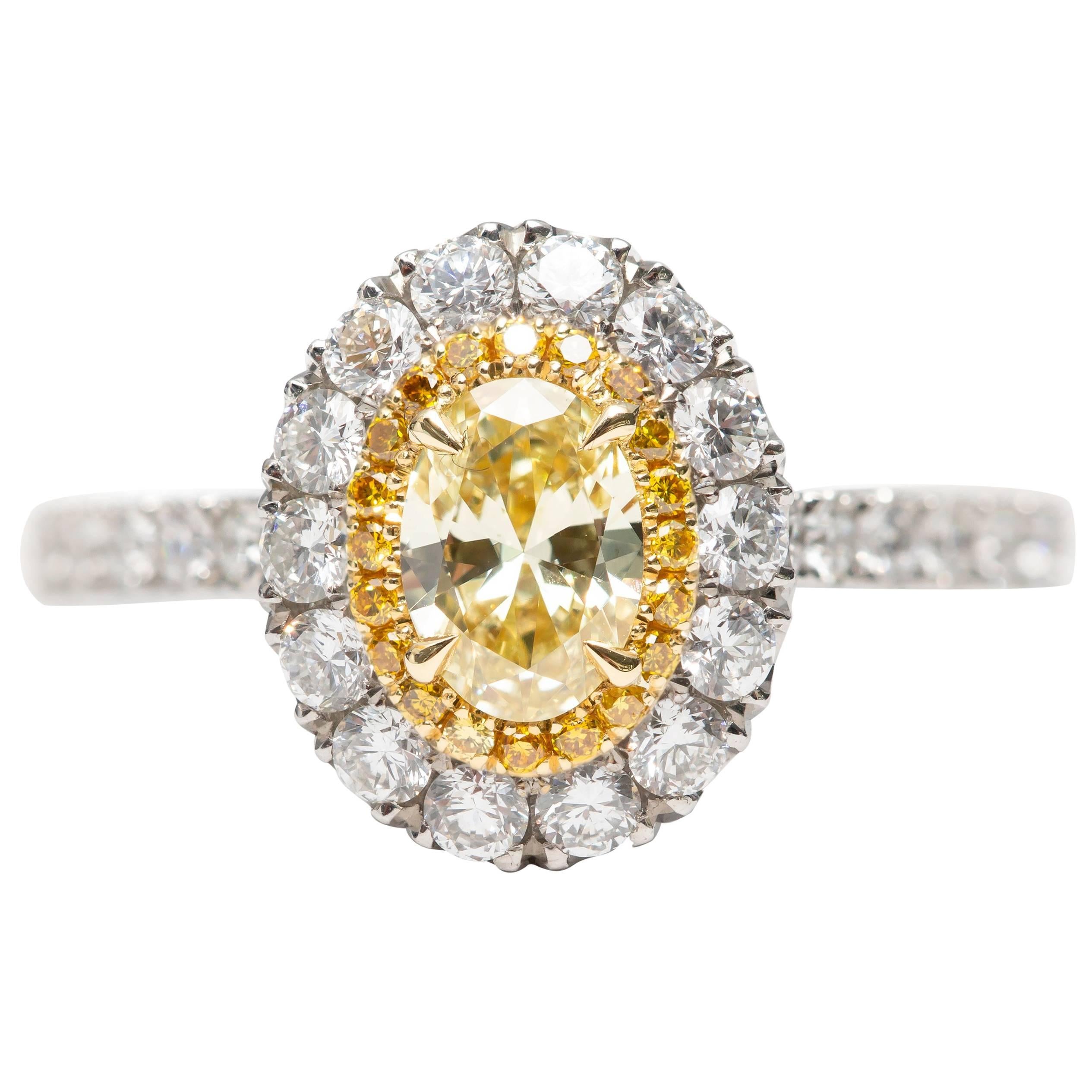Bague de fiançailles en platine jaune et blanc avec double halo de diamants ovales de 1,24 carat