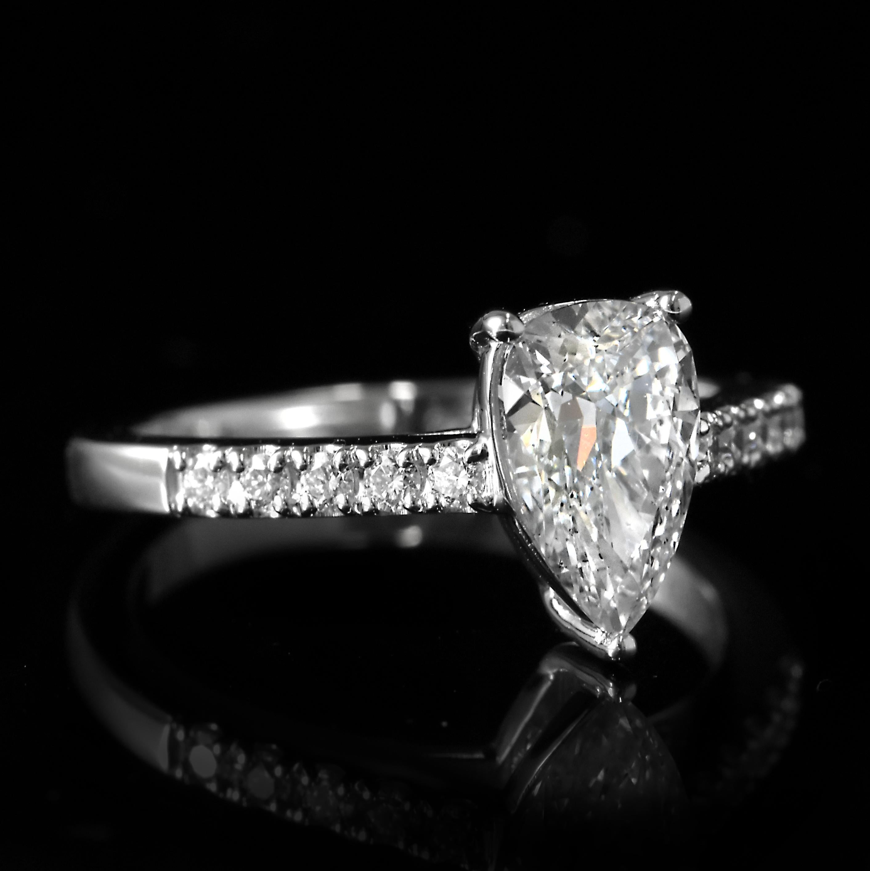 Bague en platine de 1,24 carats de diamant naturel de couleur D, Si-2, en forme de poire en vente 5