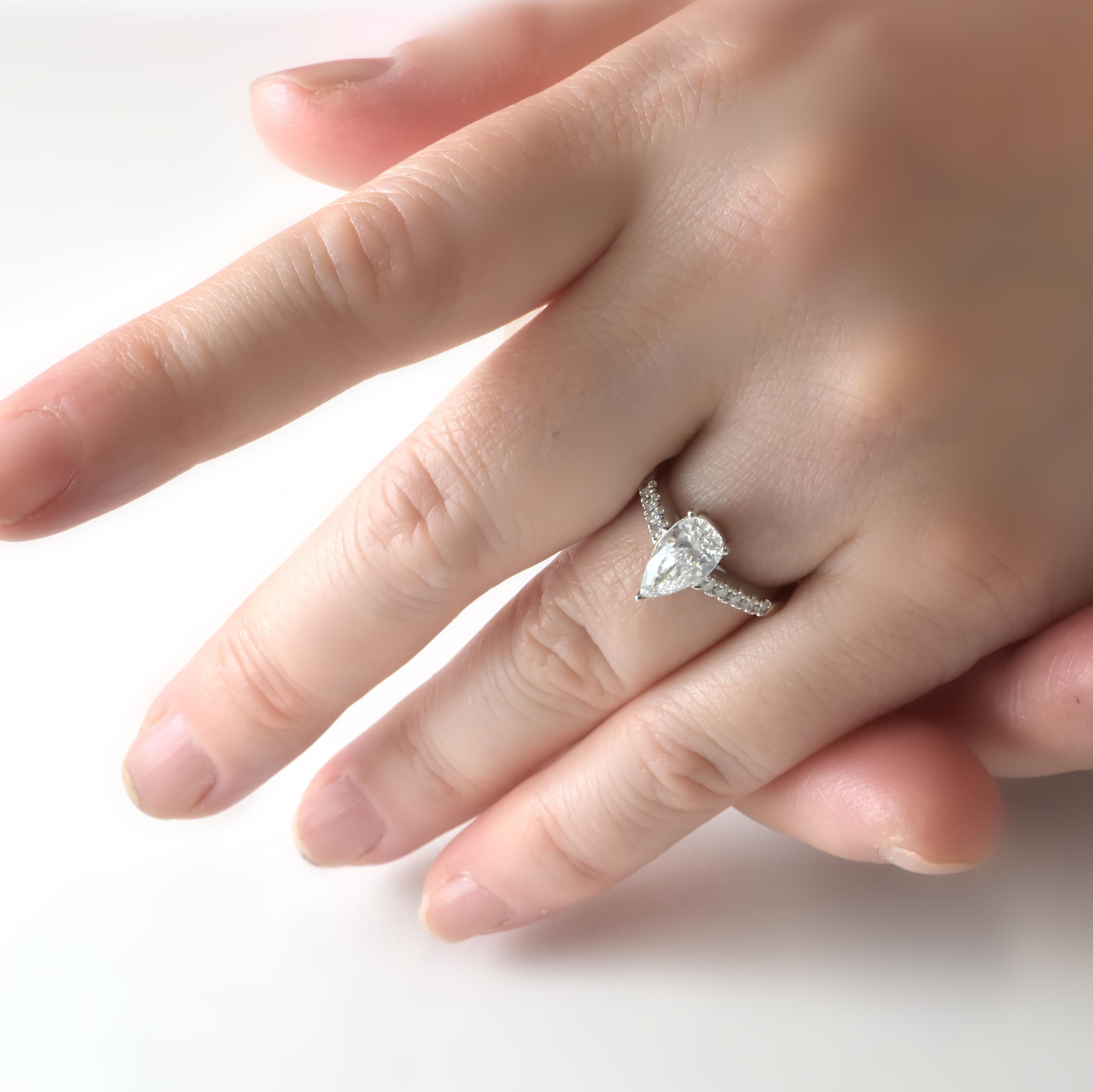 Bague en platine de 1,24 carats de diamant naturel de couleur D, Si-2, en forme de poire en vente 6