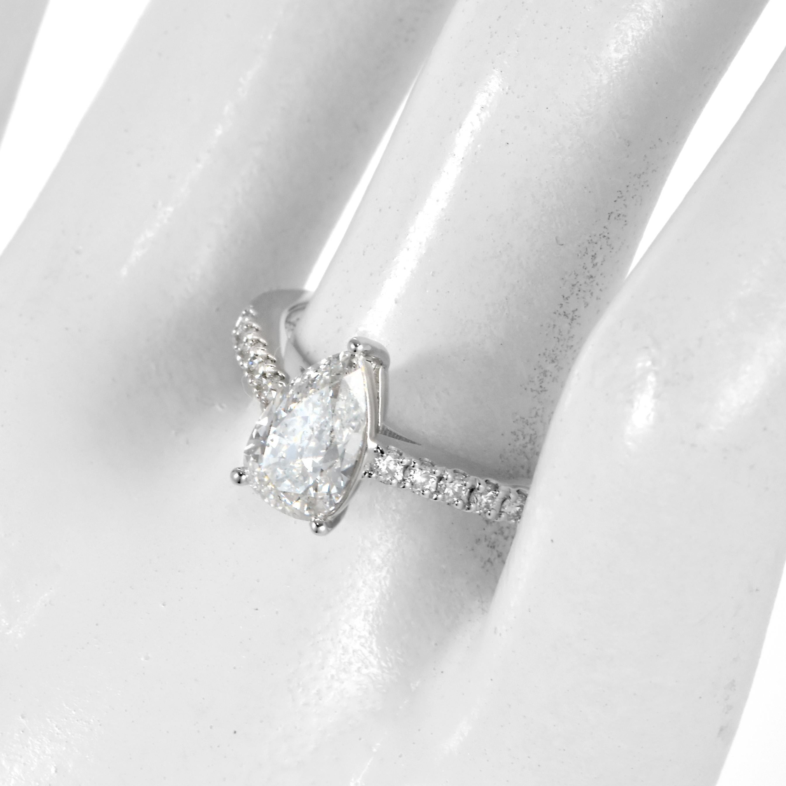 Moderne Bague en platine de 1,24 carats de diamant naturel de couleur D, Si-2, en forme de poire en vente