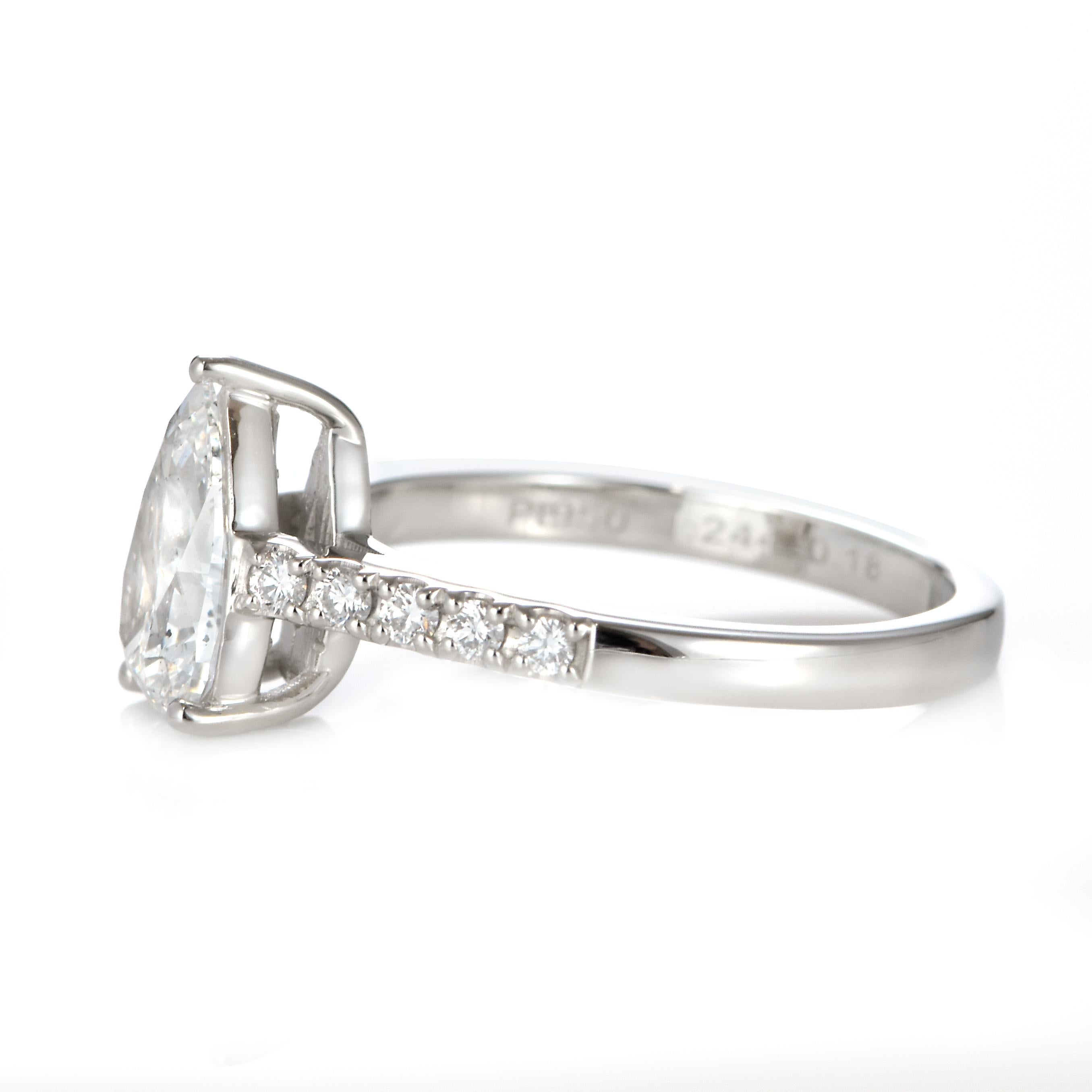 Bague en platine de 1,24 carats de diamant naturel de couleur D, Si-2, en forme de poire Pour femmes en vente