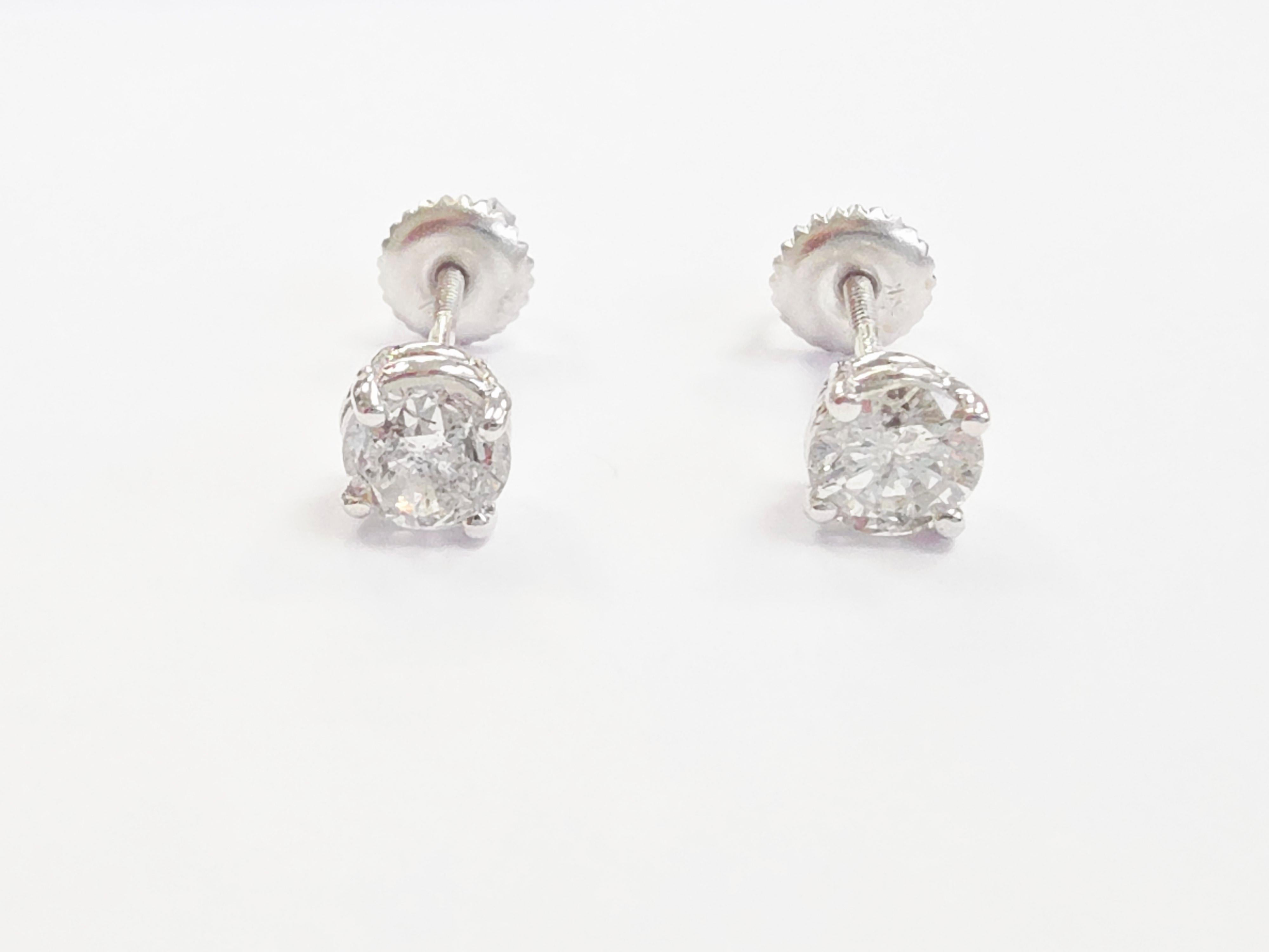 Boucles d'oreilles en or blanc 14 carats diamant naturel rond de 1,24 carat

Ajoutez une élégance intemporelle à votre collection de bijoux avec ces magnifiques boucles d'oreilles en diamant naturel de 1,24 carat. Chaque boucle d'oreille est ornée