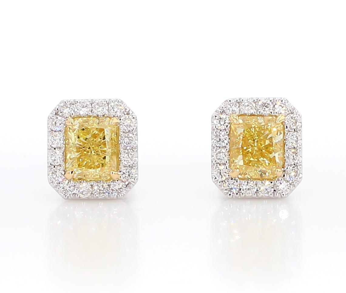 Cette paire de boucles d'oreilles à taille coussin de couleur jaune fantaisie avec un halo de diamants témoigne d'un travail artisanal de qualité et d'un design intemporel. Parfaites pour ceux qui apprécient la beauté des diamants naturels, ces