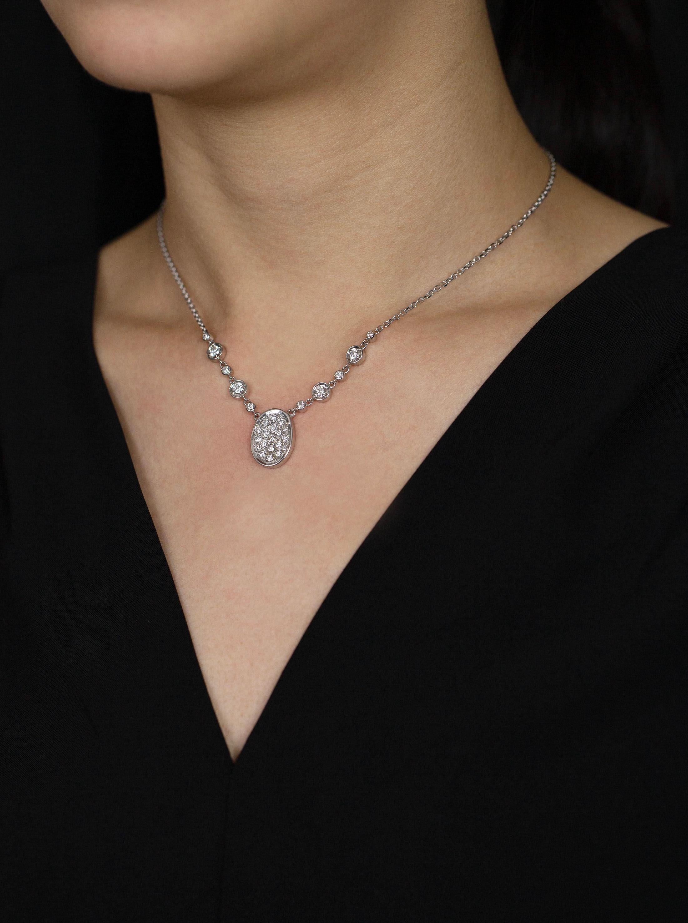 Women's 1.24 Carats Total Round Cut Diamond Fashion Pendant Necklace For Sale