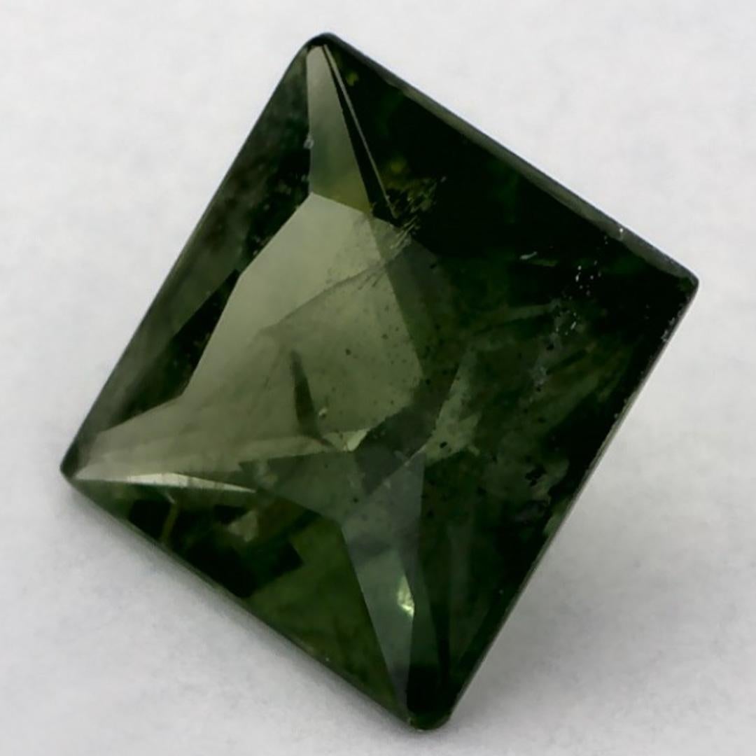 Este zafiro azul natural ofrece elegancia y sofisticación. Con su rica saturación de color y su corte preciso, es la pieza central perfecta para un anillo de compromiso o un diseño de joyería de lujo.

Este zafiro es originario de Sri Lanka