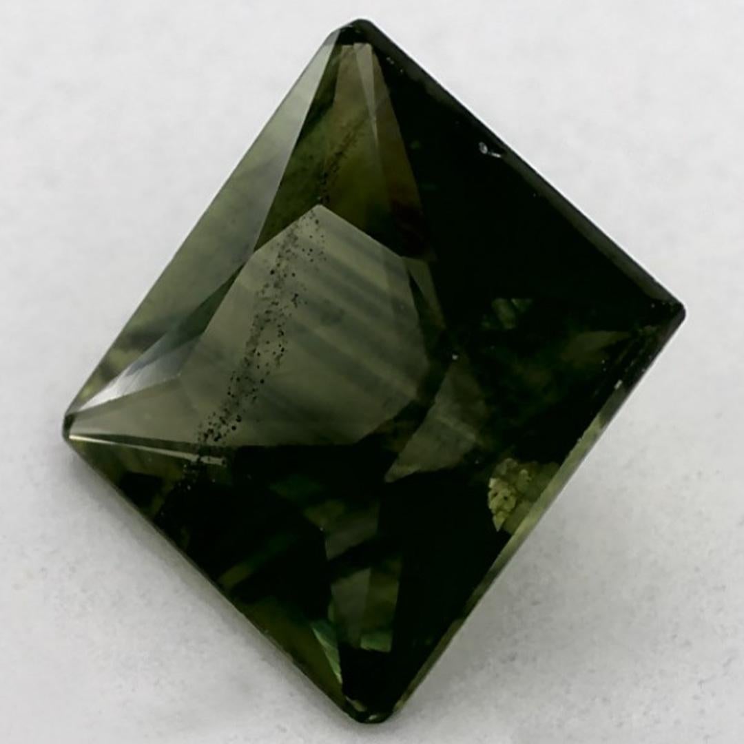 Este zafiro azul natural ofrece elegancia y sofisticación. Con su rica saturación de color y su corte preciso, es la pieza central perfecta para un anillo de compromiso o un diseño de joyería de lujo.

Este zafiro es originario de Sri Lanka