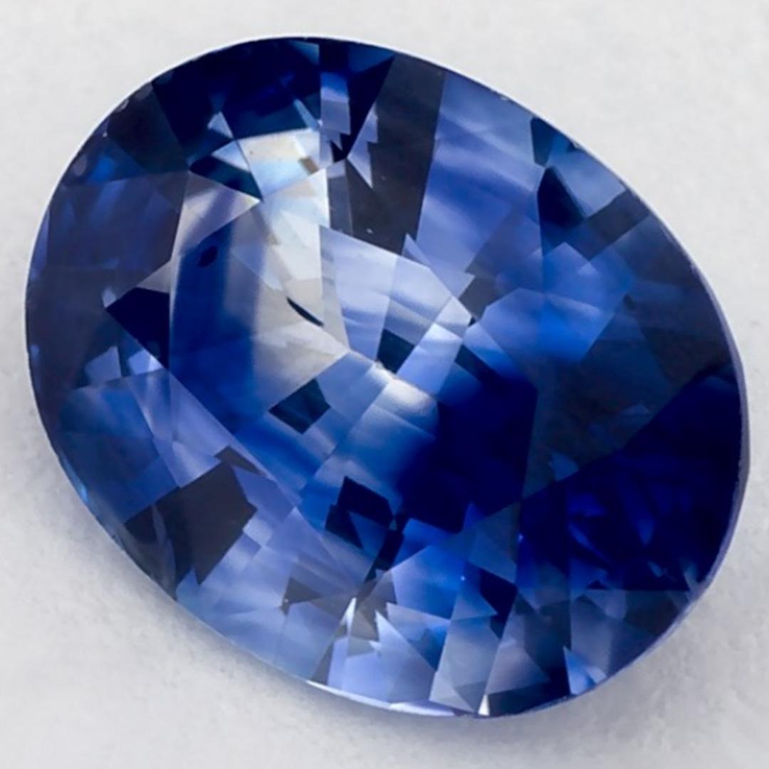 Dieser natürliche blaue Saphir bietet Eleganz und Raffinesse. Mit seiner satten Farbsättigung und seinem präzisen Schliff ist er das perfekte Herzstück für einen Verlobungsring oder ein luxuriöses Schmuckdesign.

Dieser Saphir stammt aus Sri Lanka