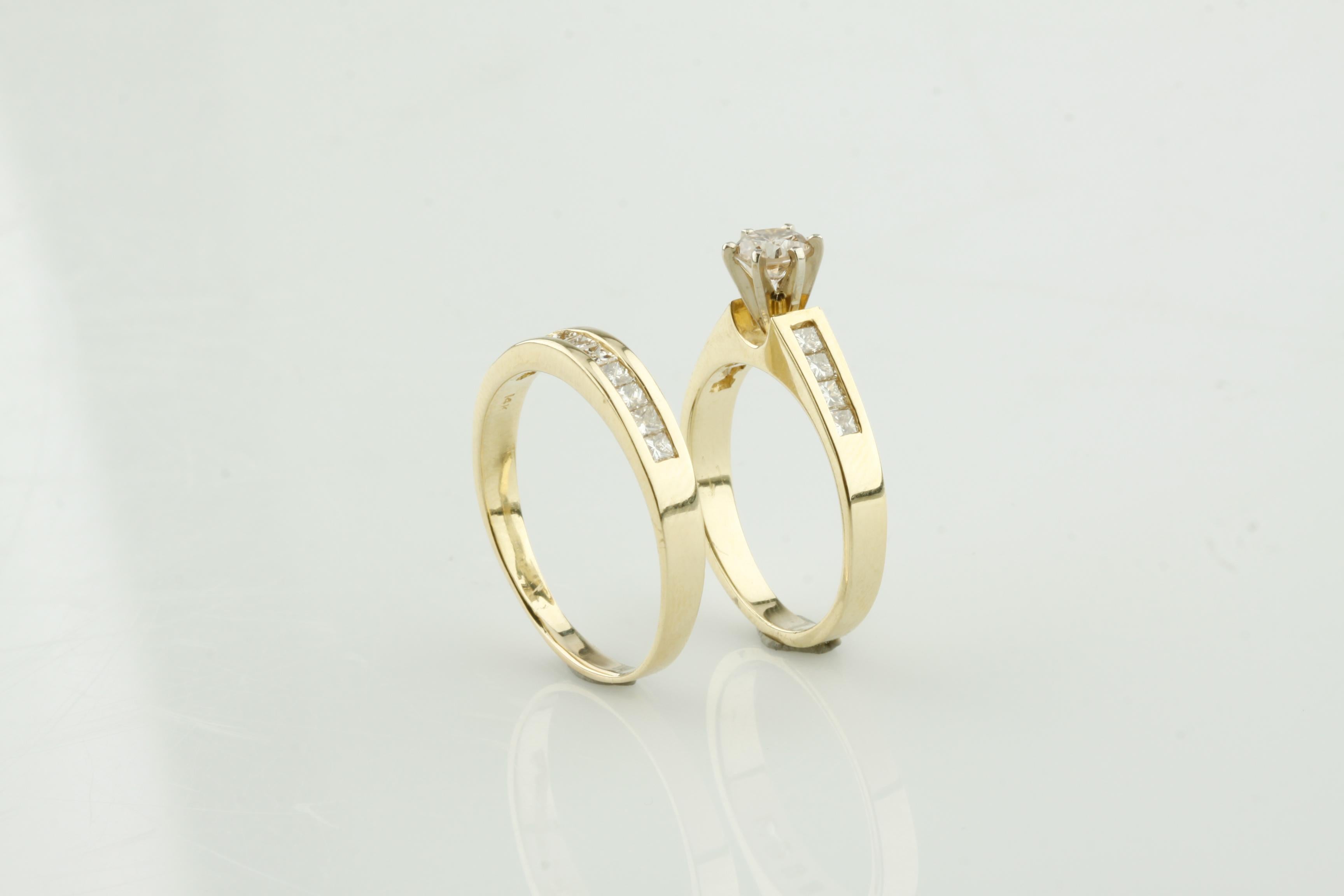 Modern 1.24 Carat Round and Princess Diamond Engagement Ring and Band in Yellow Gold For Sale