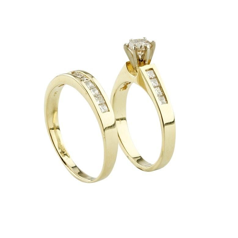Round Cut 1.24 Carat Round and Princess Diamond Engagement Ring and Band in Yellow Gold For Sale