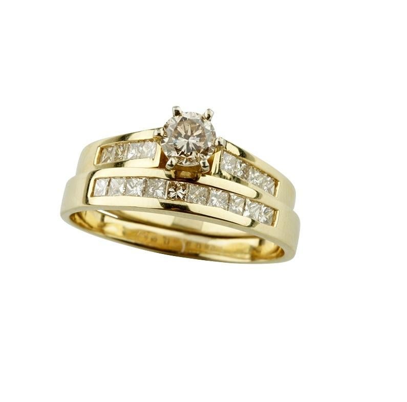 1.24 Carat Round and Princess Diamond Engagement Ring and Band in Yellow Gold In Good Condition For Sale In Sherman Oaks, CA