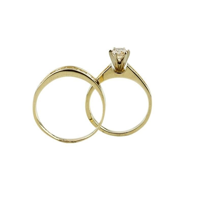 Women's 1.24 Carat Round and Princess Diamond Engagement Ring and Band in Yellow Gold For Sale