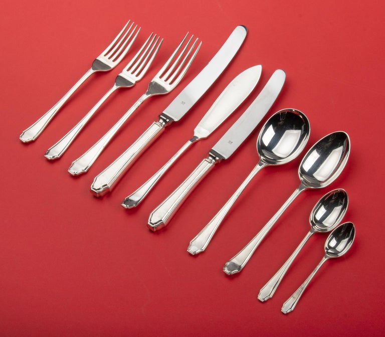 Large set of silver plated table ware for 12 persons by the English maker H. Perovetz, London. The cutlery has an elegant, sleek design and dates from around 1930. 124 pieces in total. The cutlery is in good condition, the composition of the set is