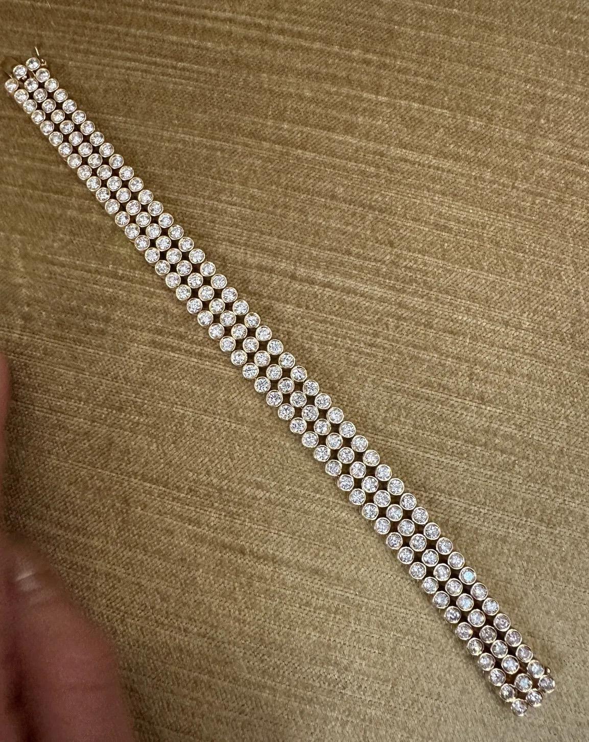 12.42 Carats Three Row Bezel Set Diamond Bracelet en or jaune 18k en vente 3