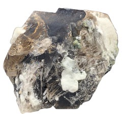 Ravissant quartz fumé 124,27 grammes avec cristaux de tourmaline provenant de Skardu, Pakistan 
