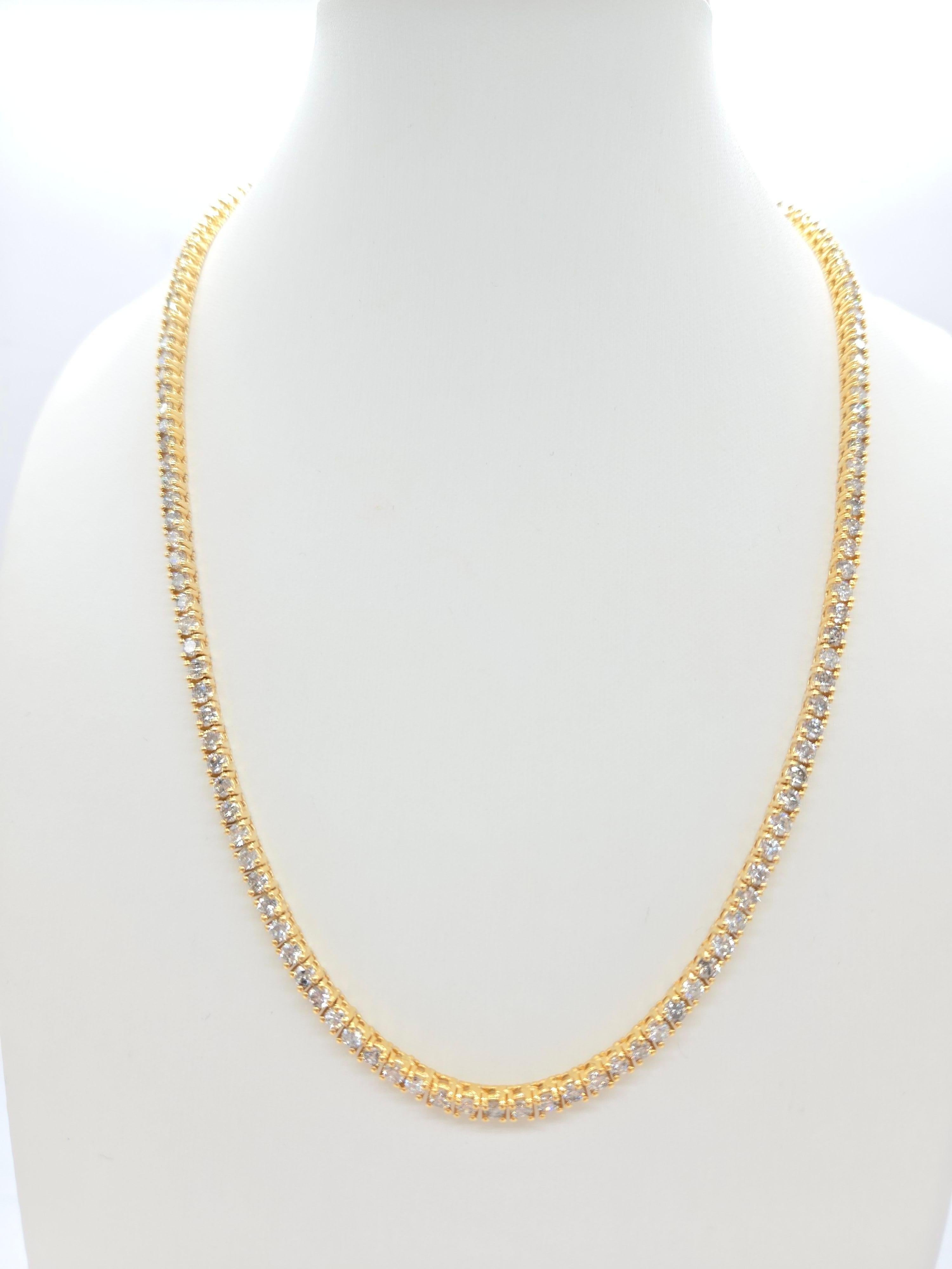 Schöne Qualität Tennis Halskette, rund-brillant geschliffenen weißen Diamanten sauber und Excellent shine. 
14 Karat Gelbgold im klassischen Vier-Zacken-Stil für maximale Lichtbrillanz.

18 Zoll Länge, Durchschnittsfarbe G, Reinheit I, 3,2 mm breit