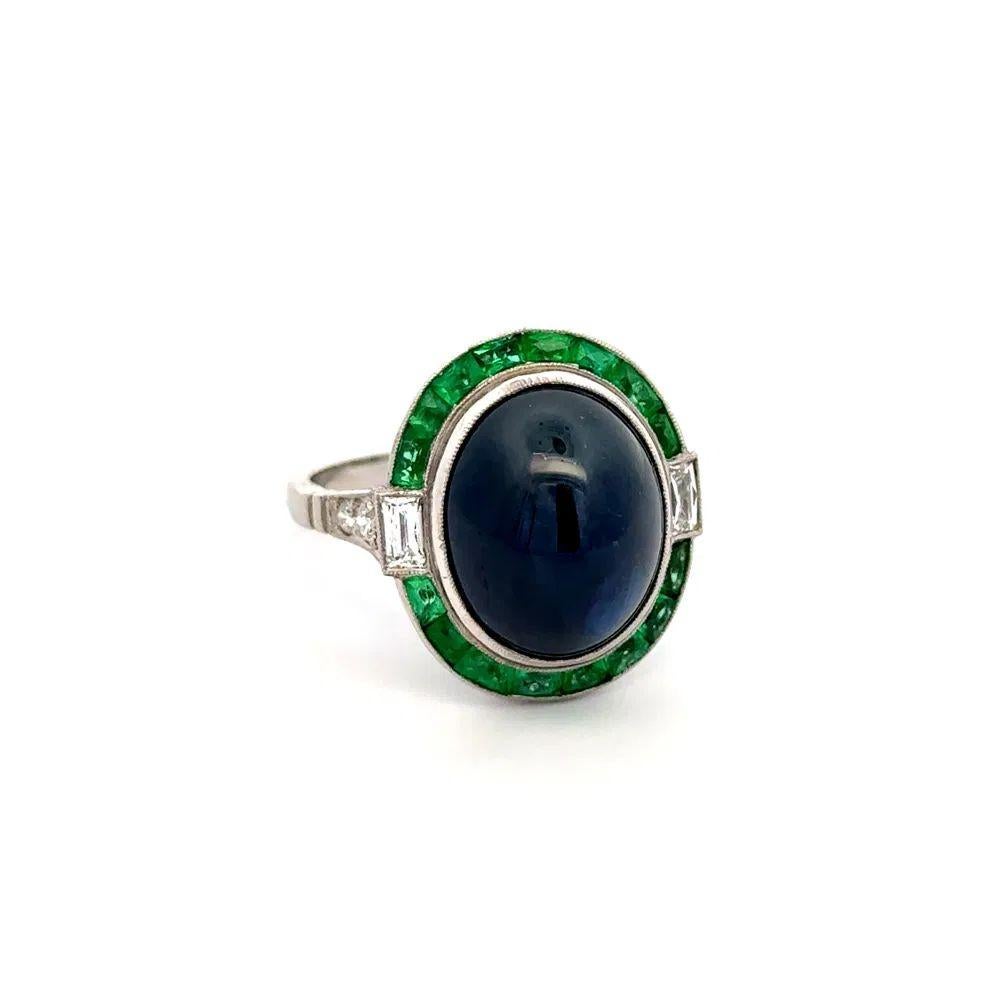 Einfach schön! Sugarloaf Sapphire GIA und Diamant Platin Vintage Show Stopper Ring. In der Mitte ein sicher eingebettet Hand gesetzt Magnificent 12,43 Karat Sugarloaf Sapphire GIA. Umgeben von 0,93 tcw Smaragden und akzentuiert von 0,36 tcw Baguette