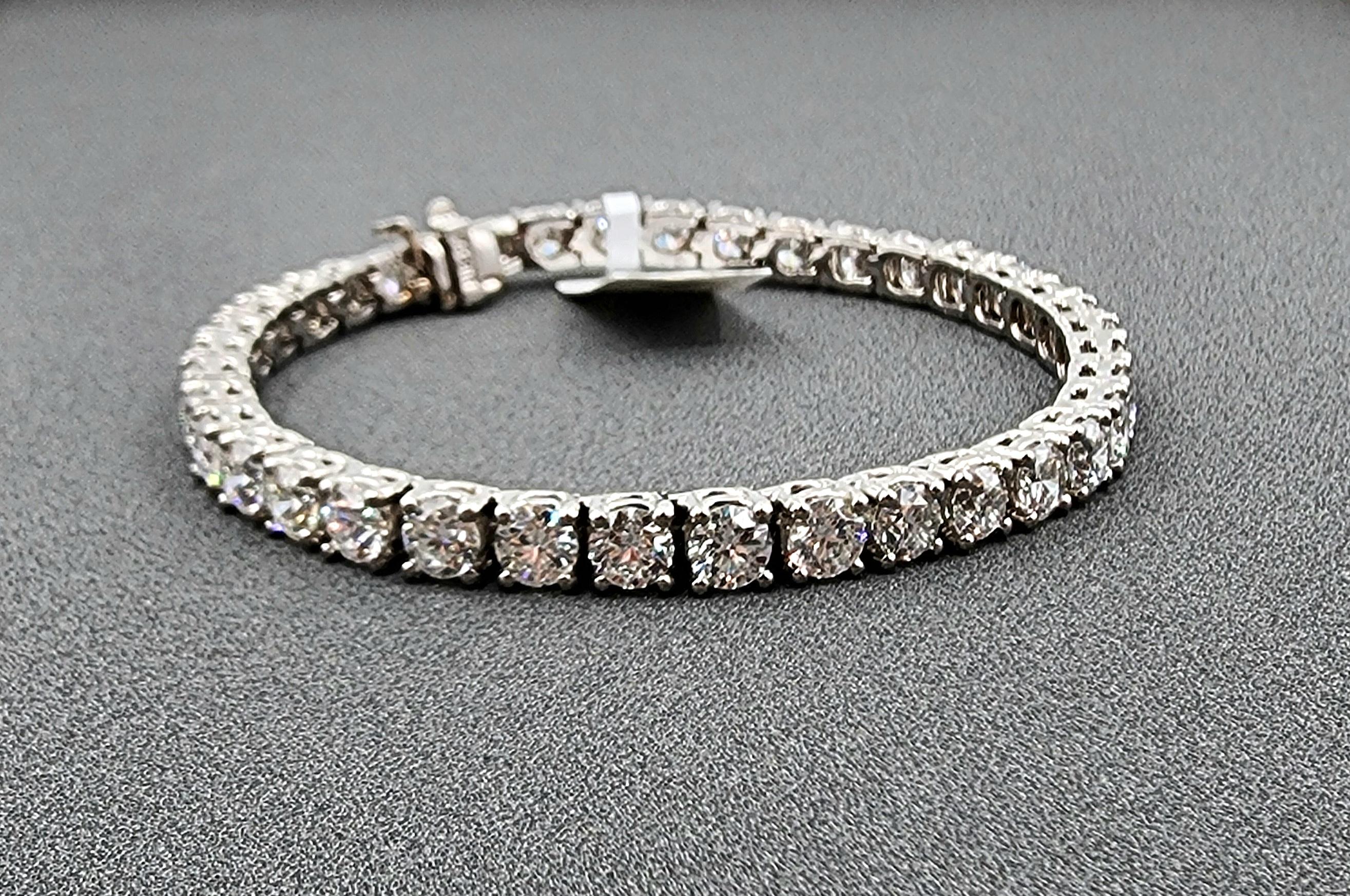 Ce magnifique bracelet ne manquera pas de faire tourner les têtes. Le bracelet est orné de 38 diamants de couleur G/H et de pureté SI1/SI2. Enveloppé de platine, il s'agit d'une pièce magnifique à ajouter à la collection de tout bijoutier.
