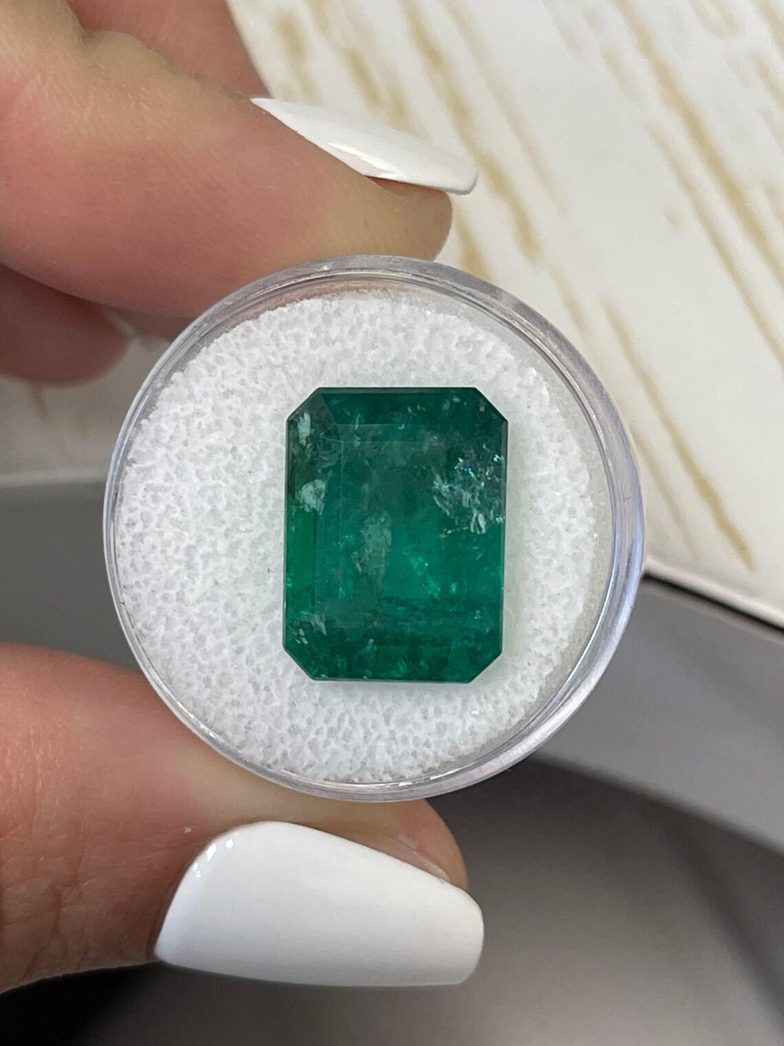 Stein: Smaragd
Gewicht: 12,45 Karat
Form: Smaragd-Schliff
Klarheit: Transparent
Lüster: Sehr gut
Farbe: Vivid Dark Green
Abmessungen: 15.59mm x 11.90mm x 9.08mm
Geografische Herkunft: Sambia
Behandlung: Natürlich, Ölen

Anmerkungen: Aufgrund der