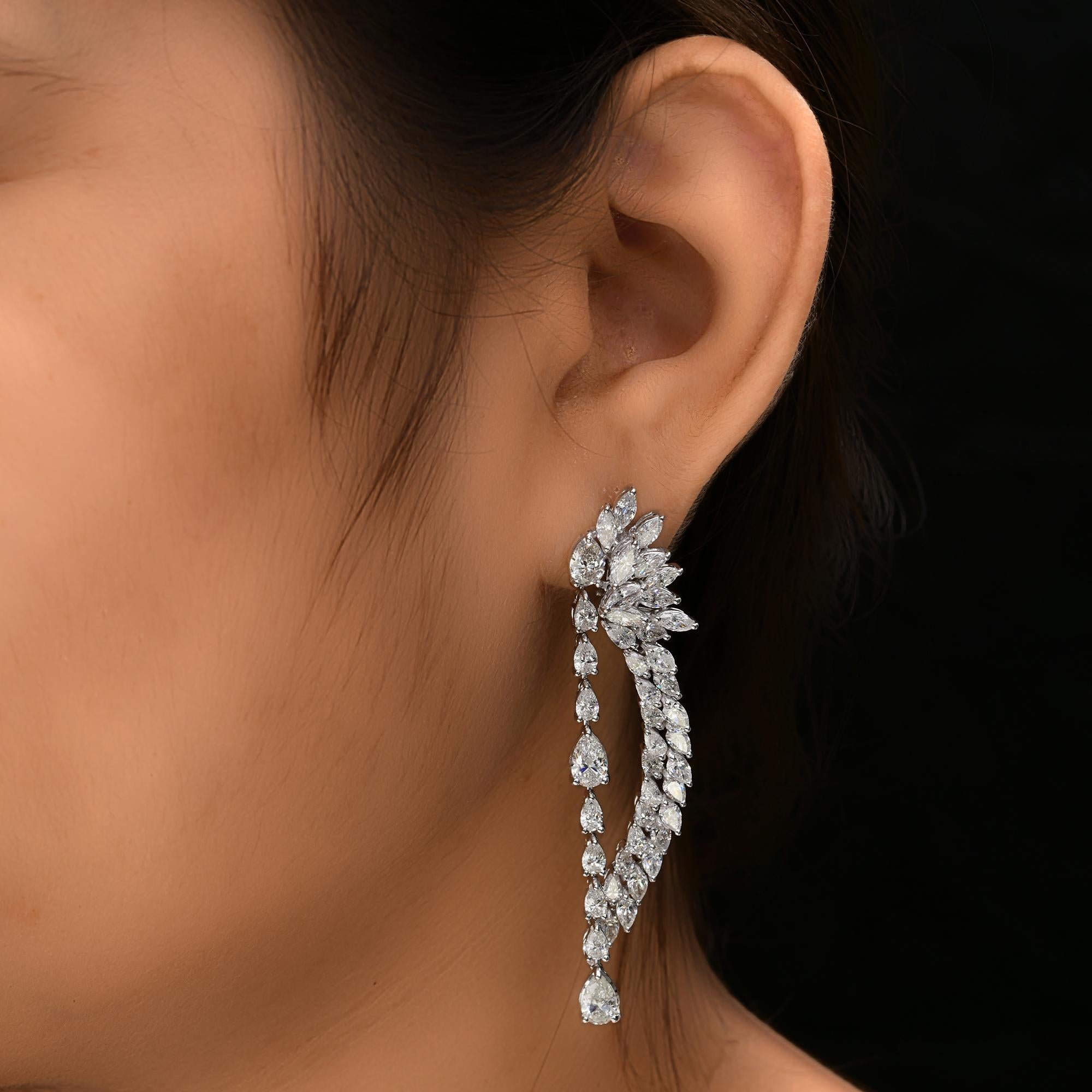 Fai una dichiarazione grandiosa con questi squisiti orecchini pendenti con diamanti da 12,45 carati, testimonianza di un'eleganza senza tempo e di una maestria artigianale. Un design sofisticato che mette in mostra la brillantezza di ogni diamante