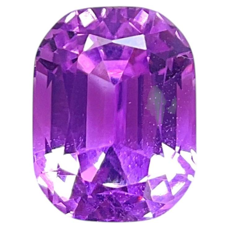 12,45 carati di Kunzite naturale tagliata a cuscino, pietra di qualità di colore superiore.