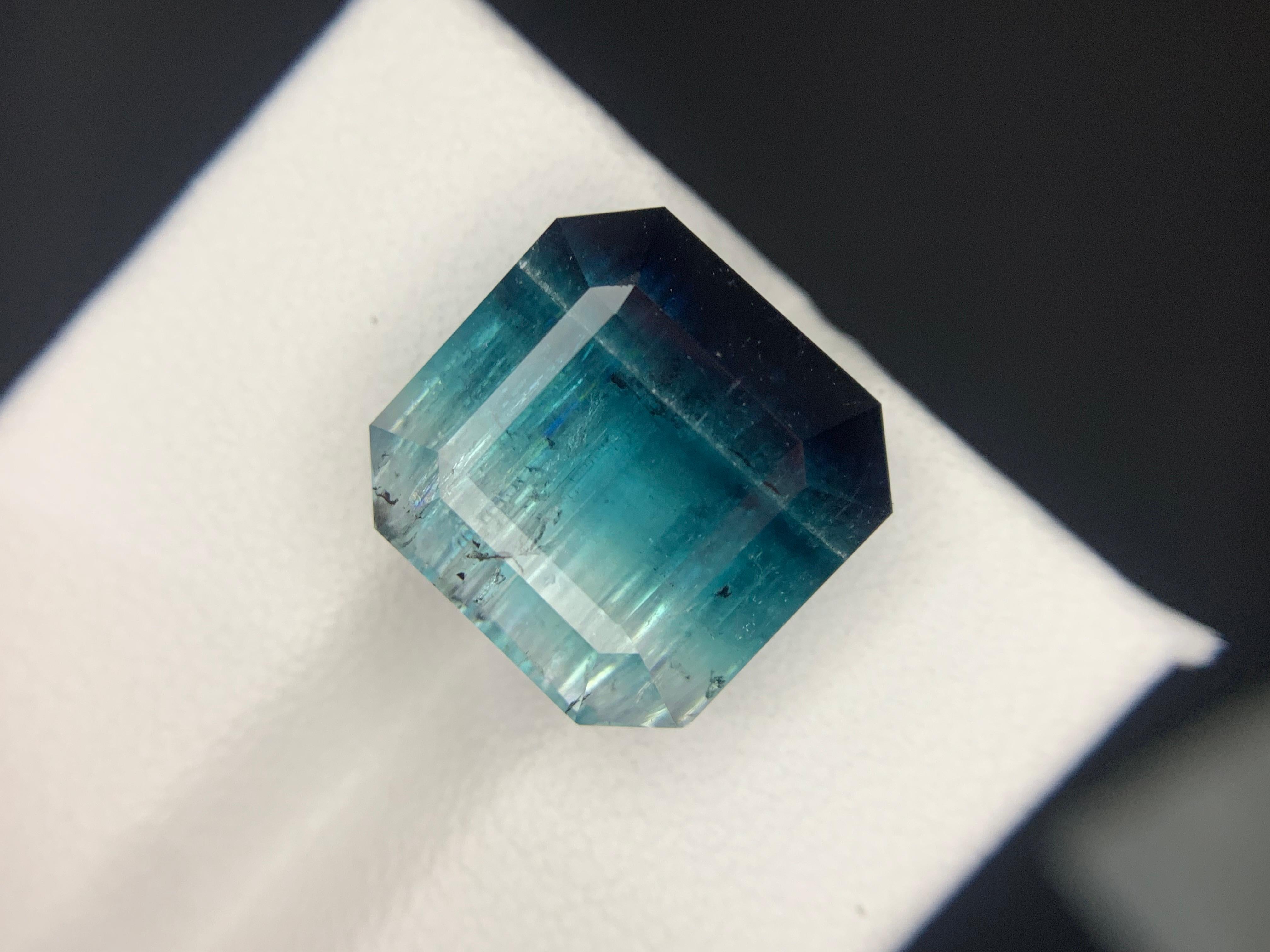 Tourmaline tricolore facettée
Poids : 12,45 carats
Dimension : 13,3 x 13,4 x 8,6 mm
Couleur : Noir, Bleu, Blanc
Forme : Carré
Origine : Afghanistan 
Traitement : Aucun
Certificat : Sur demande
.
La tourmaline bicolore est une variété étonnante de la